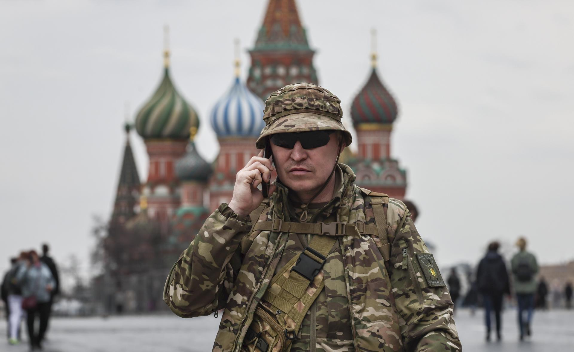 Moscow (Russian Federation), 17/04/2025.- A man in military uniform walks across the Red Square in front of St. Basil's Cathedral in Moscow, Russia, 17 April 2025. (Rusia, Moscú) EFE/EPA/YURI KOCHETKOV