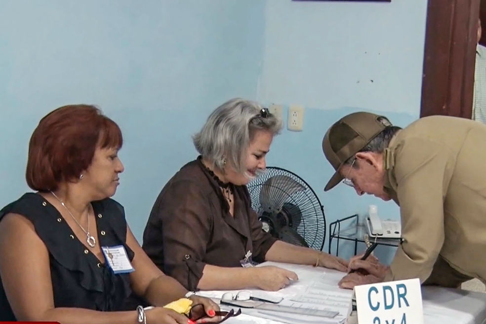 Miguel Díaz-Canel, el más opcionado a heredar el poder de los Castro en Cuba