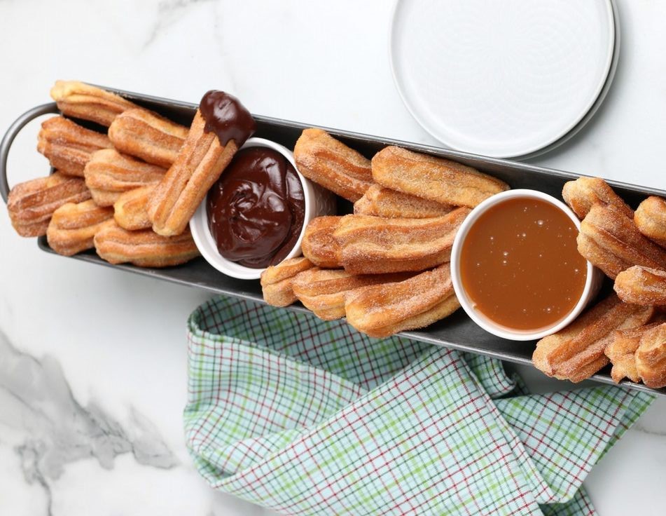 Los churros son un clásico de la cocina española y poderlos preparar desde la comodidad de tu casa en tu freidora de aire y sin necesidad de la grasa producida por los aceites en los que se preparan normalmente.