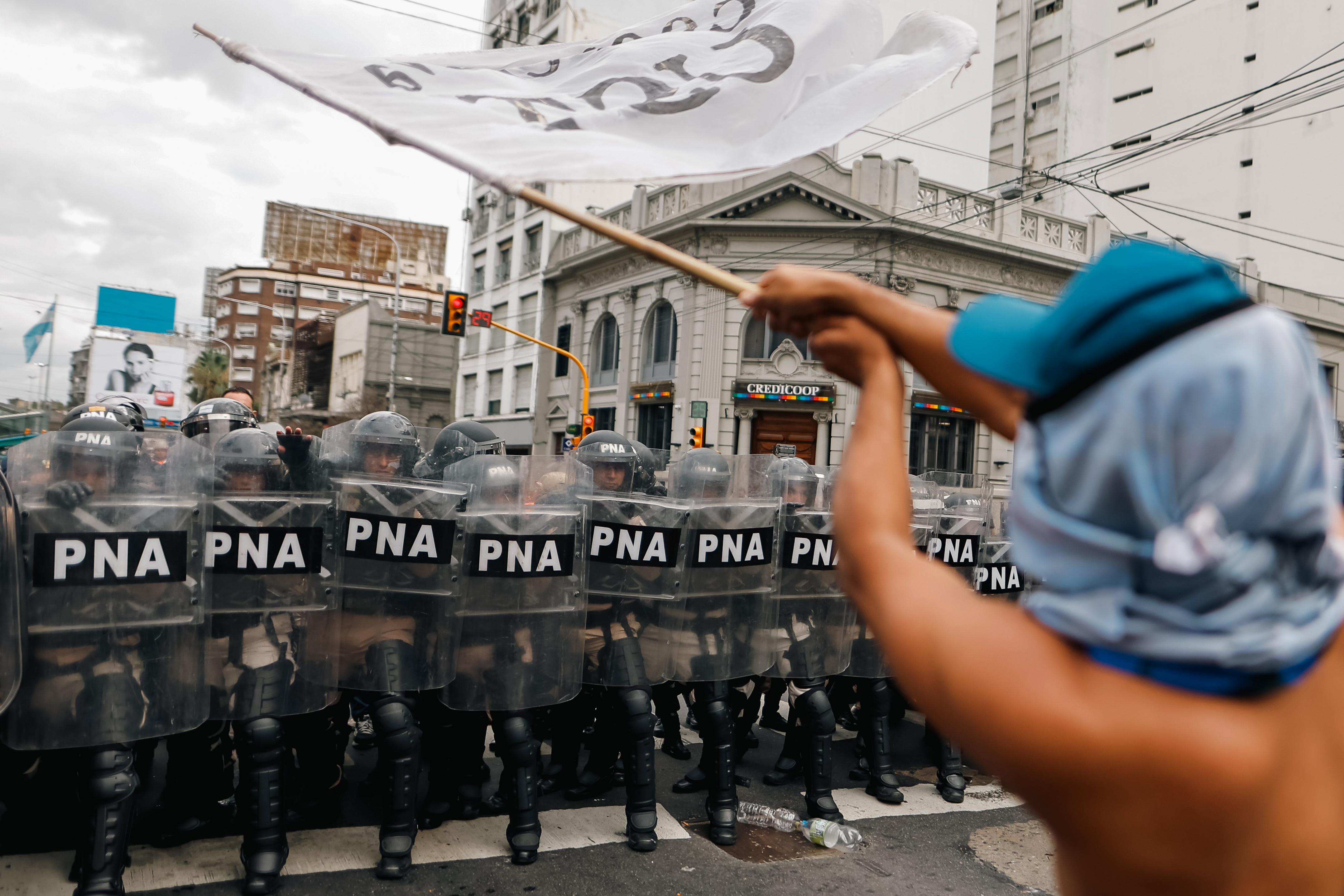 AME9747. BUENOS AIRES (ARGENTINA), 18/03/2024.- Un hombre se manifiesta este lunes, durante una protesta contra el gobierno de Milei, en Buenos Aires (Argentina). Organizaciones sociales salen este lunes a las calles para protestar contra el ajuste del Ejecutivo de Javier Milei en una jornada en la que prevén hacer 500 cortes en todo el país, incluidos los accesos a Buenos Aires desde las localidades de la provincia homónima -la más poblada de Argentina-. EFE/ Juan Ignacio Roncoroni