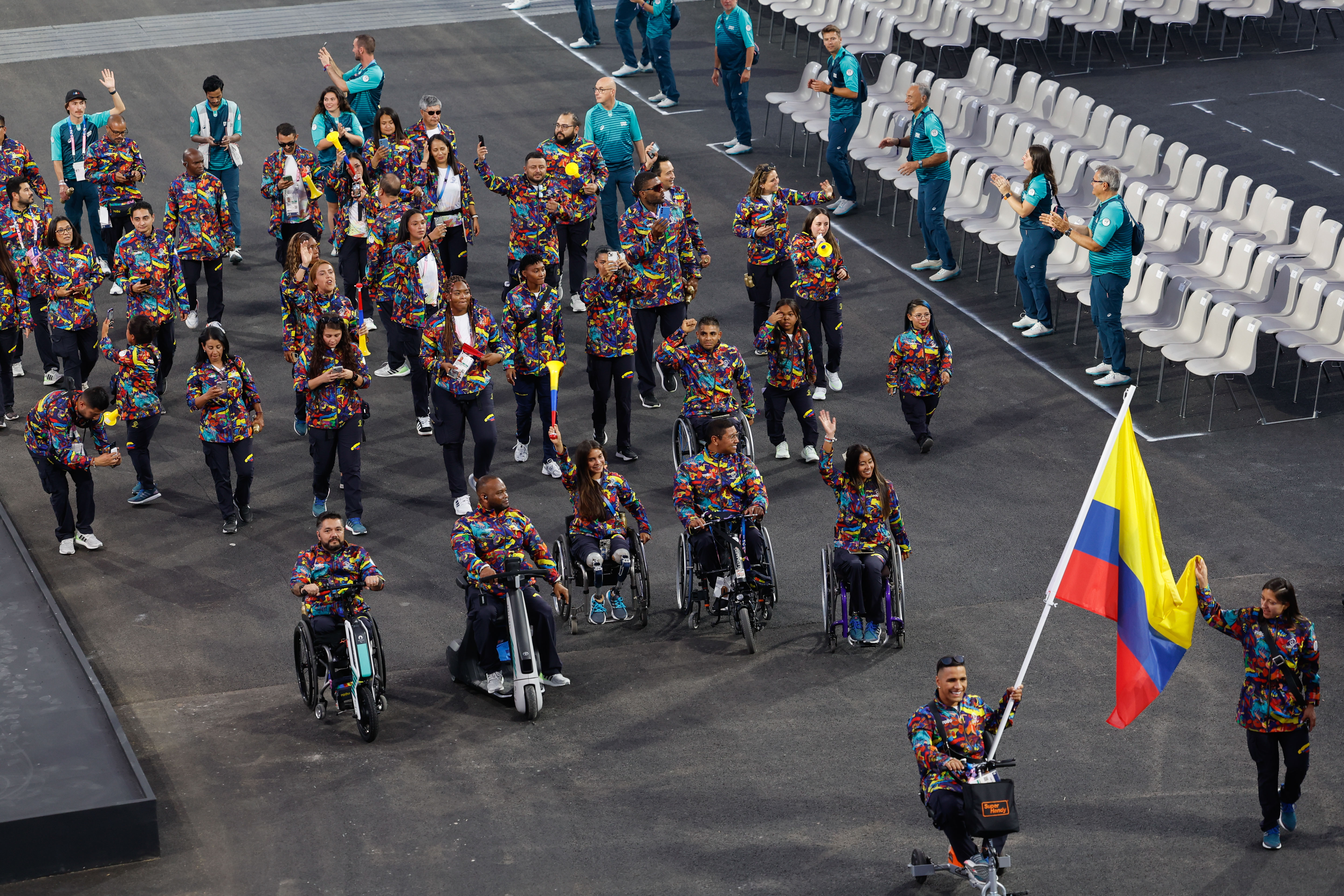 PARÍS (FRANCIA), 28/08/2024.- La delegación colombiana durante la ceremonia de inauguración de los Juegos Paralímpicos París 2024, celebrada este miércoles en la capital francesa. EFE/Javier Etxezarreta