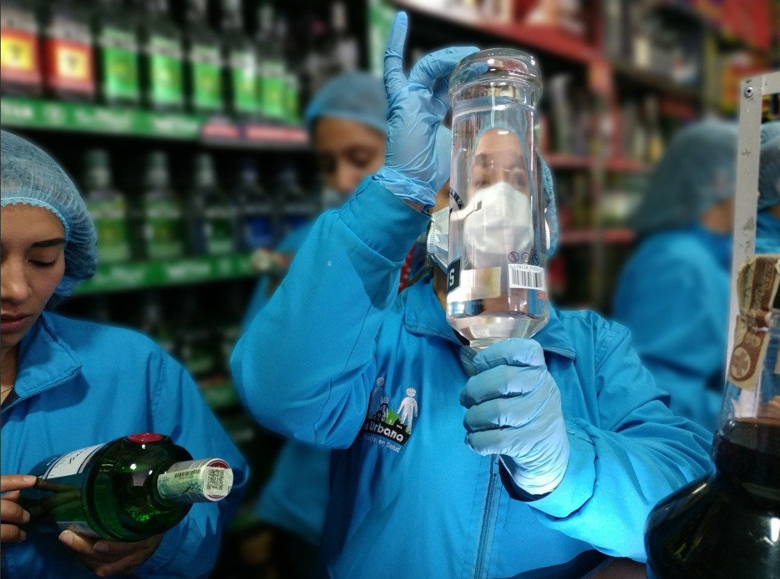 Se han decomisado 695 litros de bebidas alcohólicas adulteradas en Bogotá