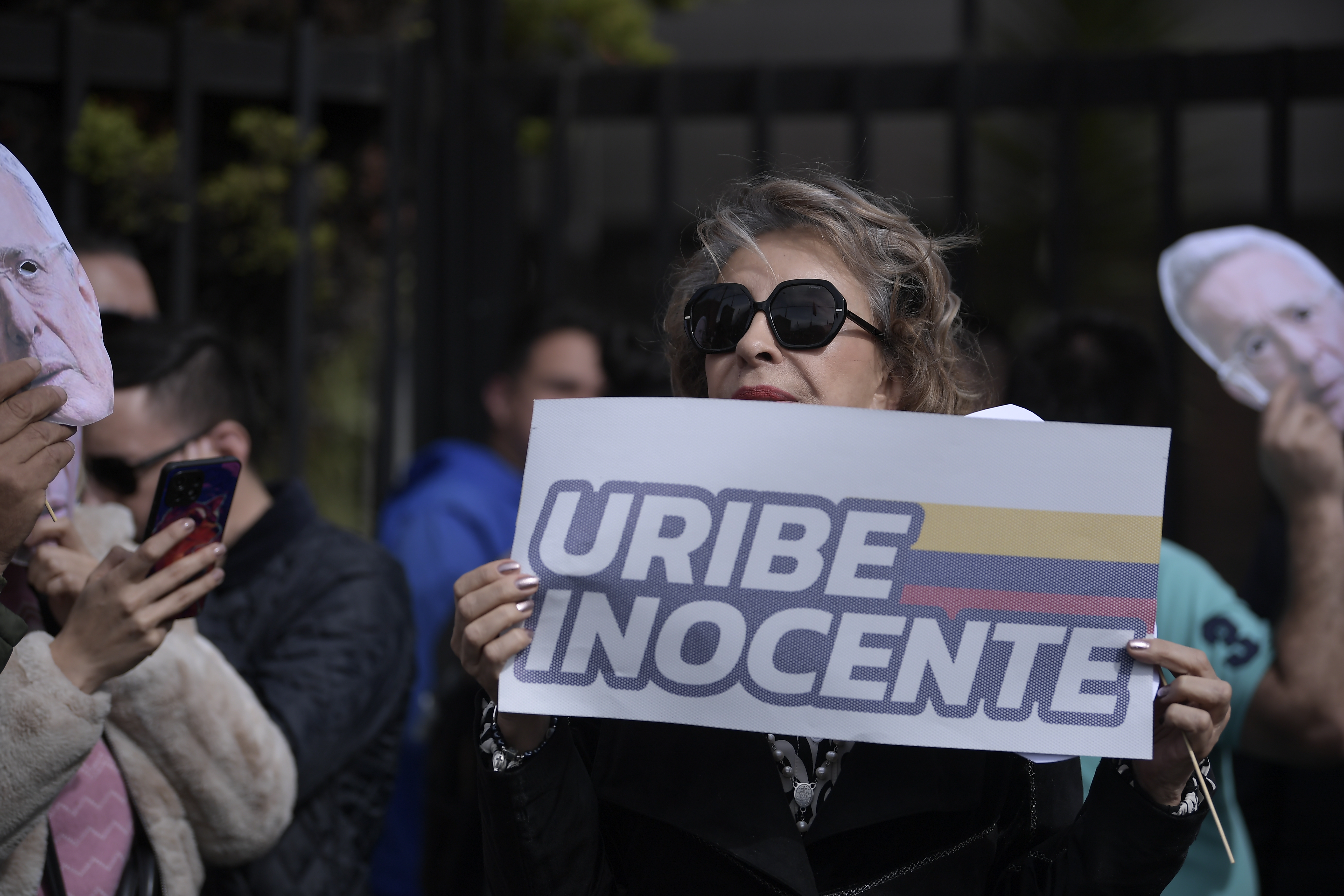 Manifestaciones a favor y en contra de Álvaro Uribe Vélez, en el día en que se conoce el sentido del fallo del juicio que se adelanta en su contra, proceso que se realiza en el complejo judicial de Paloquemao, en Bogotá
