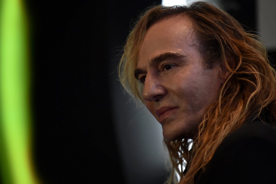 Diseñador John Galliano supera adicción a las drogas y el alcohol