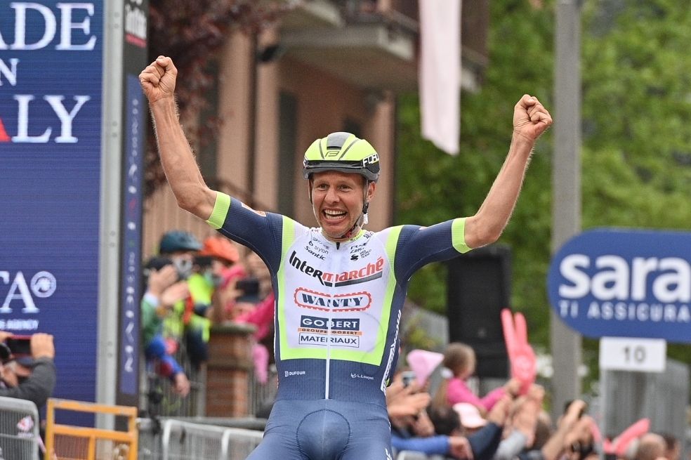 Taco van der Hoorn en la meta de la tercera etapa.