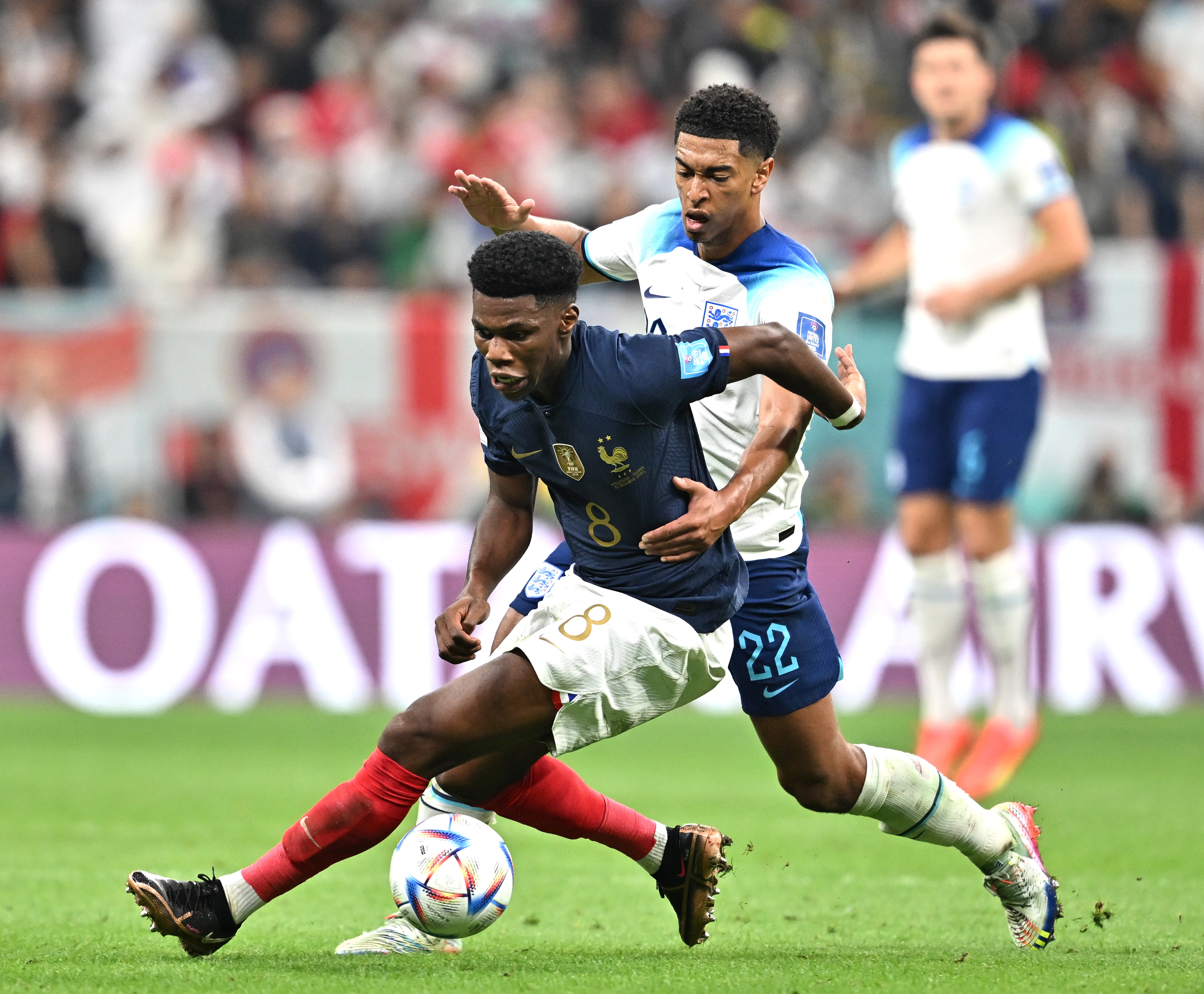 Al Khor (Qatar), 10/12/2022.- Jude Bellingham (C) of England in action against Aurelien Tchouameni (L) of France during the FIFA World Cup 2022 quarter final soccer match between England and France at Al Bayt Stadium in Al Khor, Qatar, 10 December 2022. (Mundial de Fútbol, Francia, Catar) EFE/EPA/Noushad Thekkayil