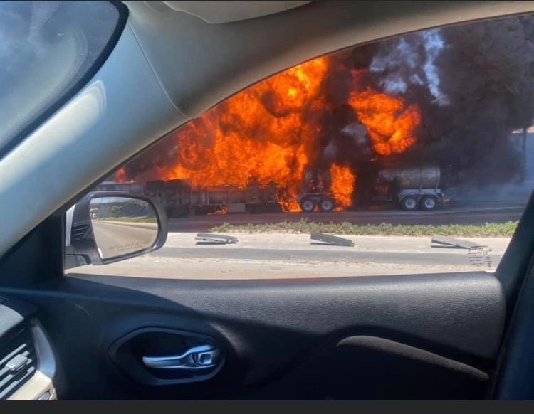 Carro cisterna de gasolina se volcó en México y provocó gran incendio