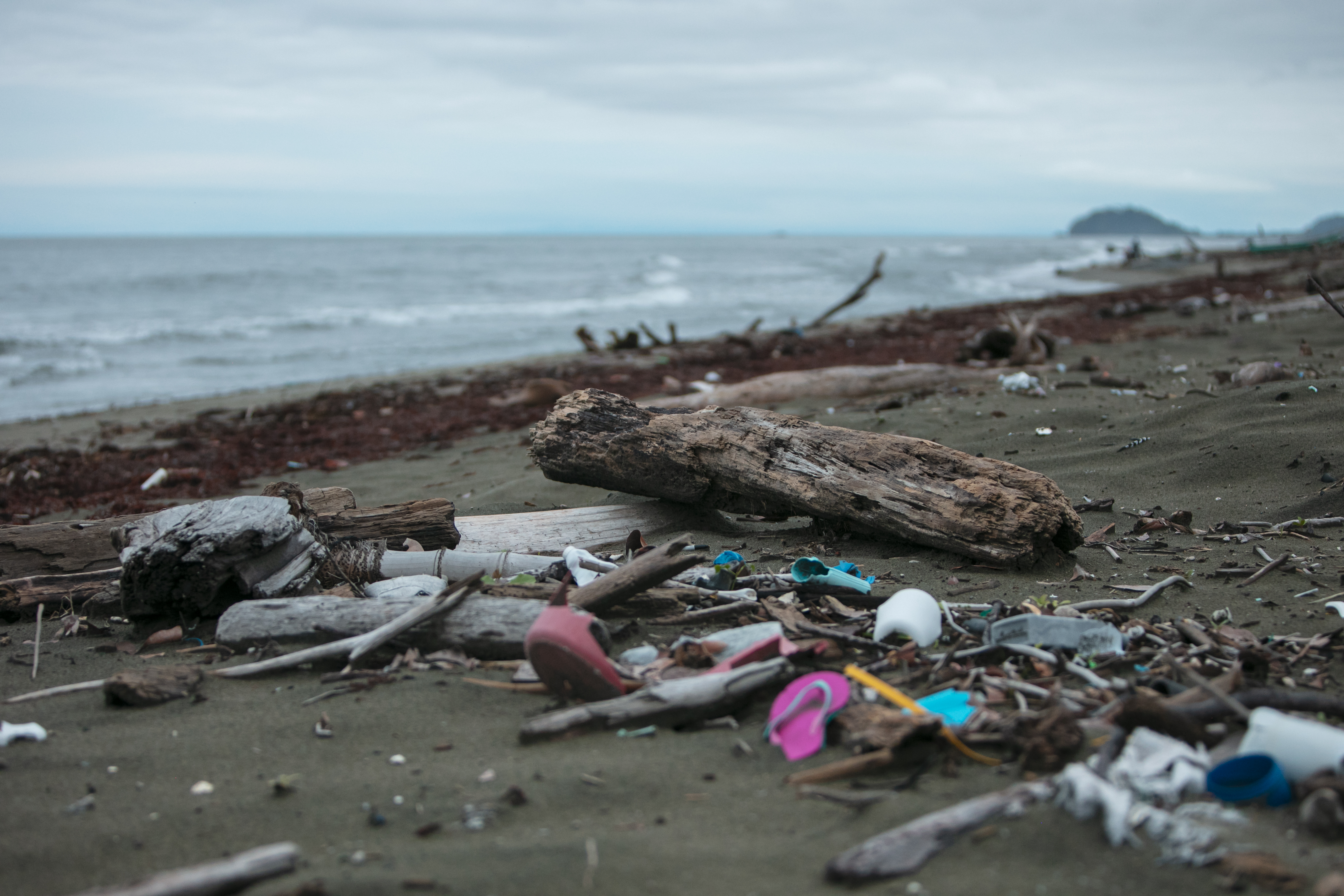 En Colombia, 31.000 toneladas de plástico contaminan los ecosistemas acuáticos cada año