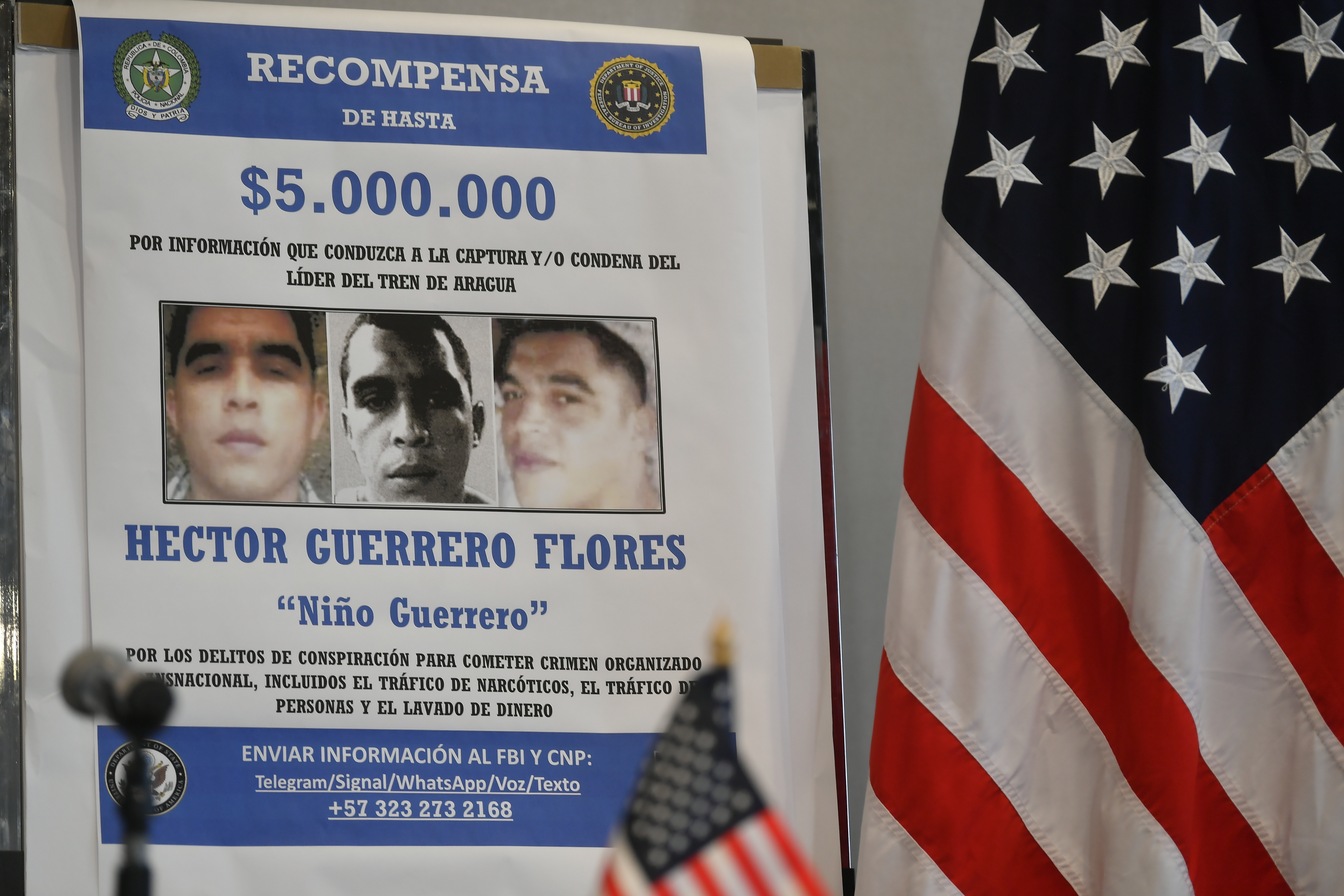 Director general de la Policía Nacional y Francisco Palmieri, encargado de negocios de la Embajada de Estados Unidos, en rueda de prensa anunciando sanciones financieras contra el Tren de Aragua.