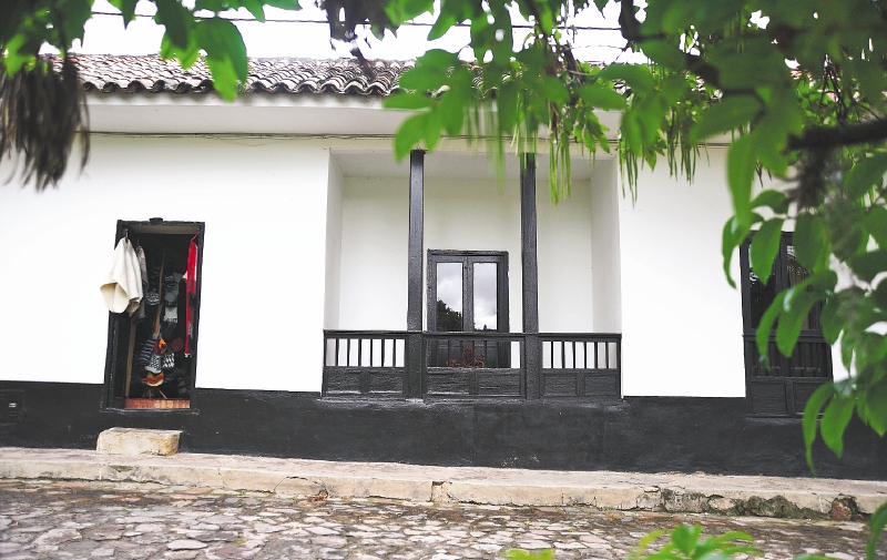 Imagen de la casa de la familia Gaitán Ayala. Actualmente es un almacén de ruanas. / Fotos: Gustavo Torrijos