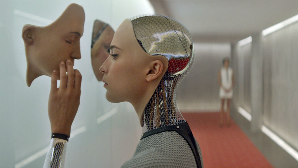 Diez años de “Ex Machina”, la película que sondea los riesgos de una IA consciente