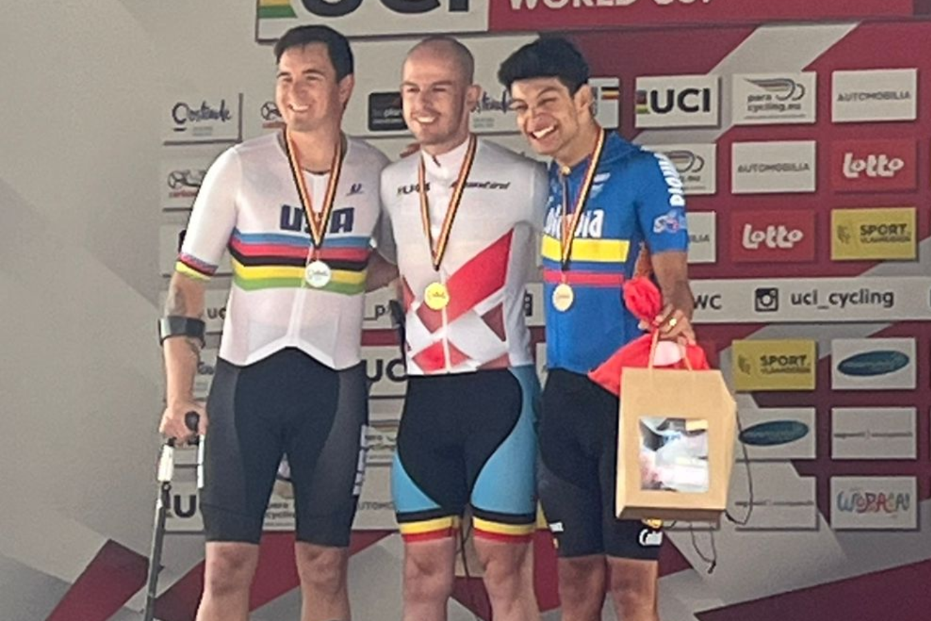 Juan José Betancourt (izq.) en el podio de la Copa Mundo UCI de Ruta Paracycling.