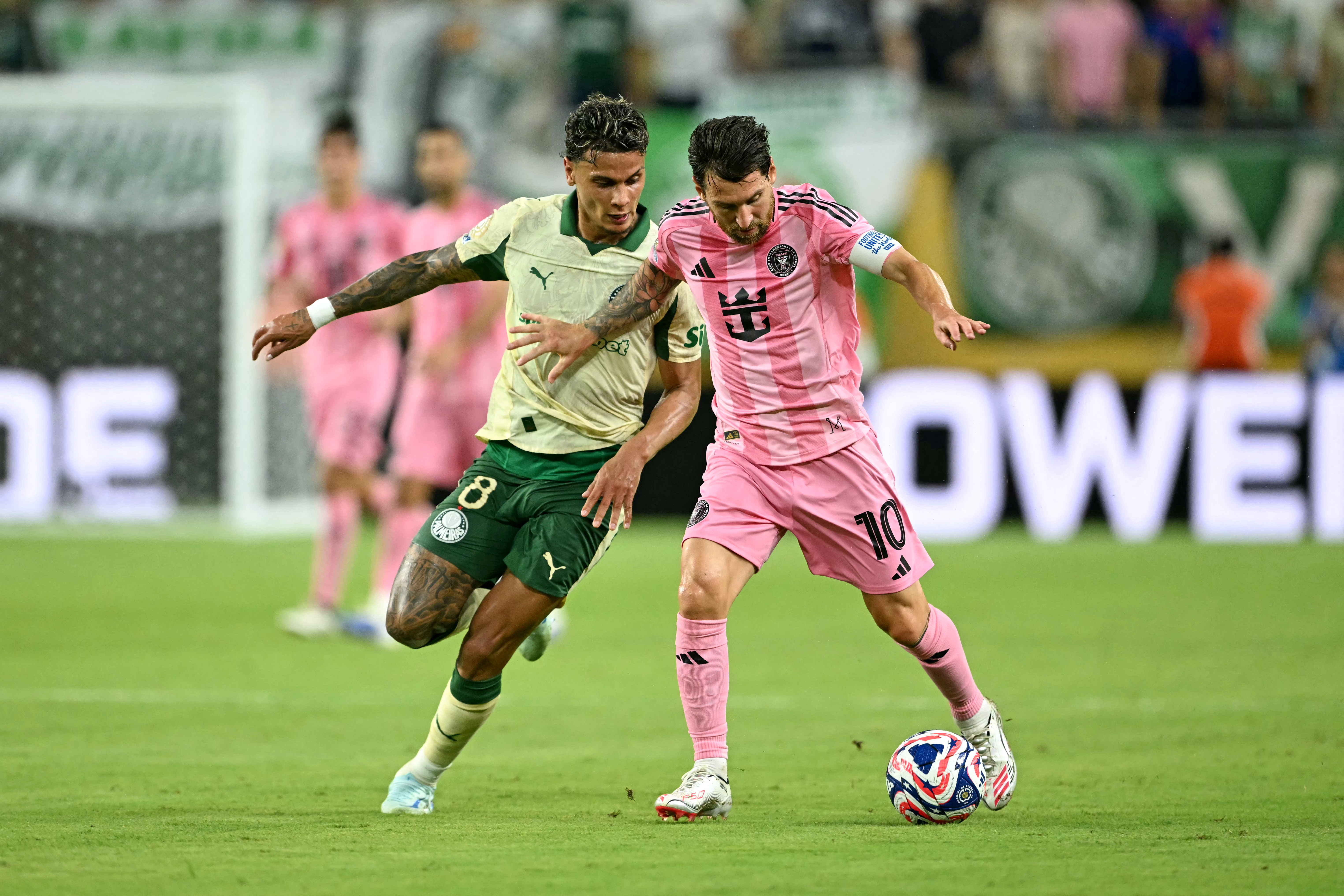 Richard Ríos disputa un balón con Lionel Messi en el Mundial de Clubes.