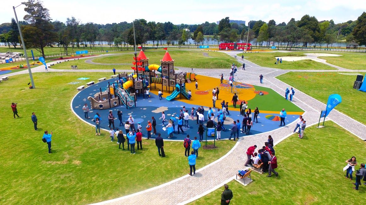 El Parque Central Simón Bolívar es uno de los parques más grandes de Bogotá, ideal para hacer picnic, volar cometas y caminar.