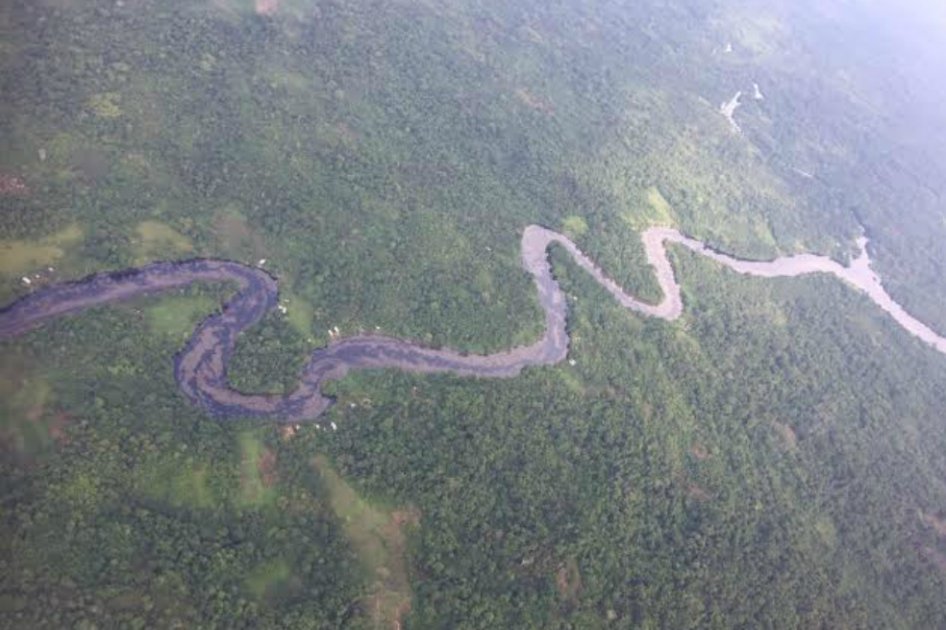 Atentados terroristas contra infraestructura petrolera provocan catástrofe ambiental