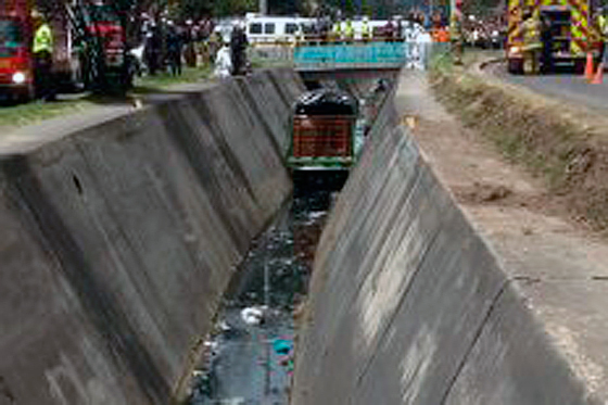 Por esquivar moto, camión atropella a señora y cae a caño