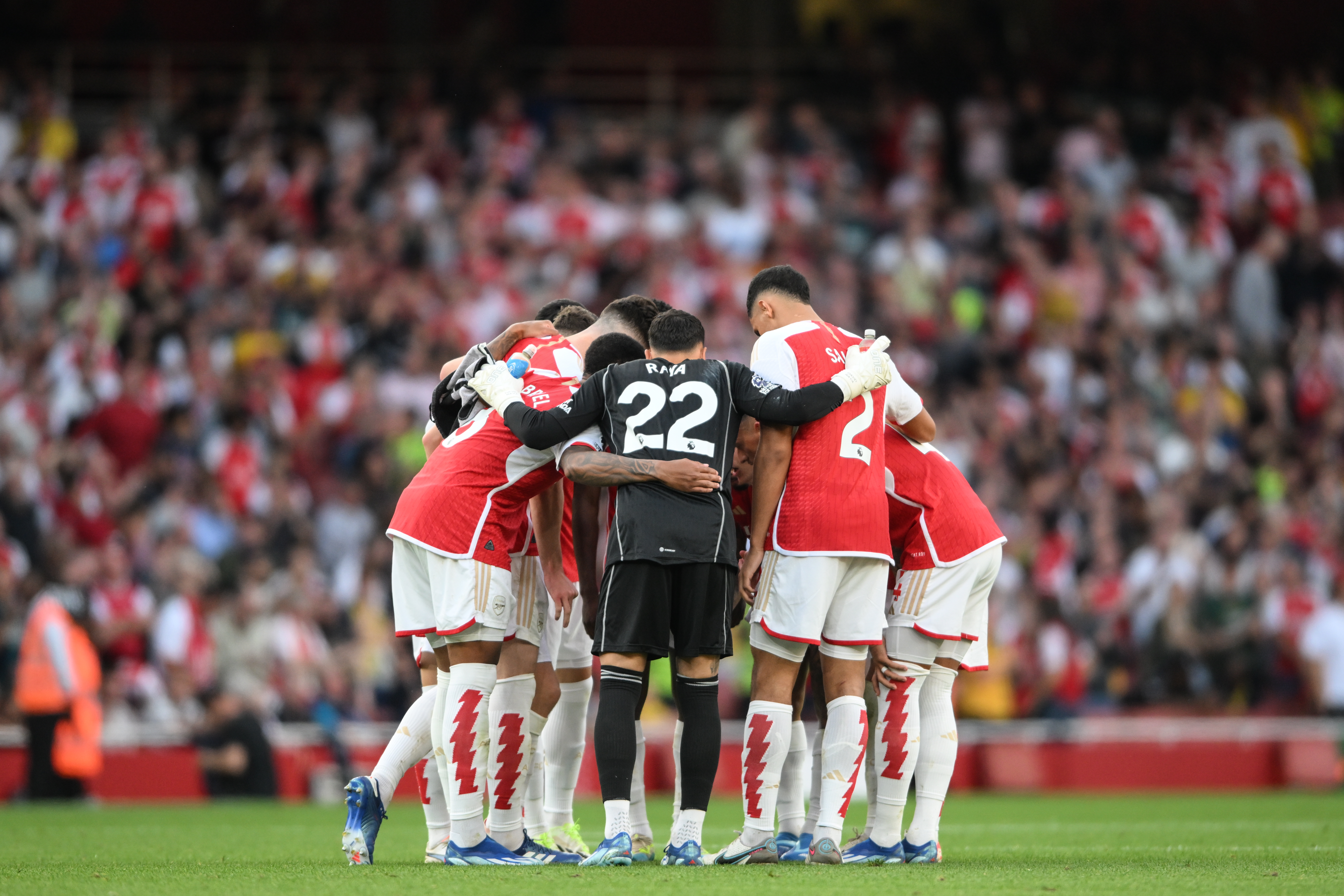 Sobre la hora, Arsenal derrotó a Manchester City y pelea el liderato de la Premier
