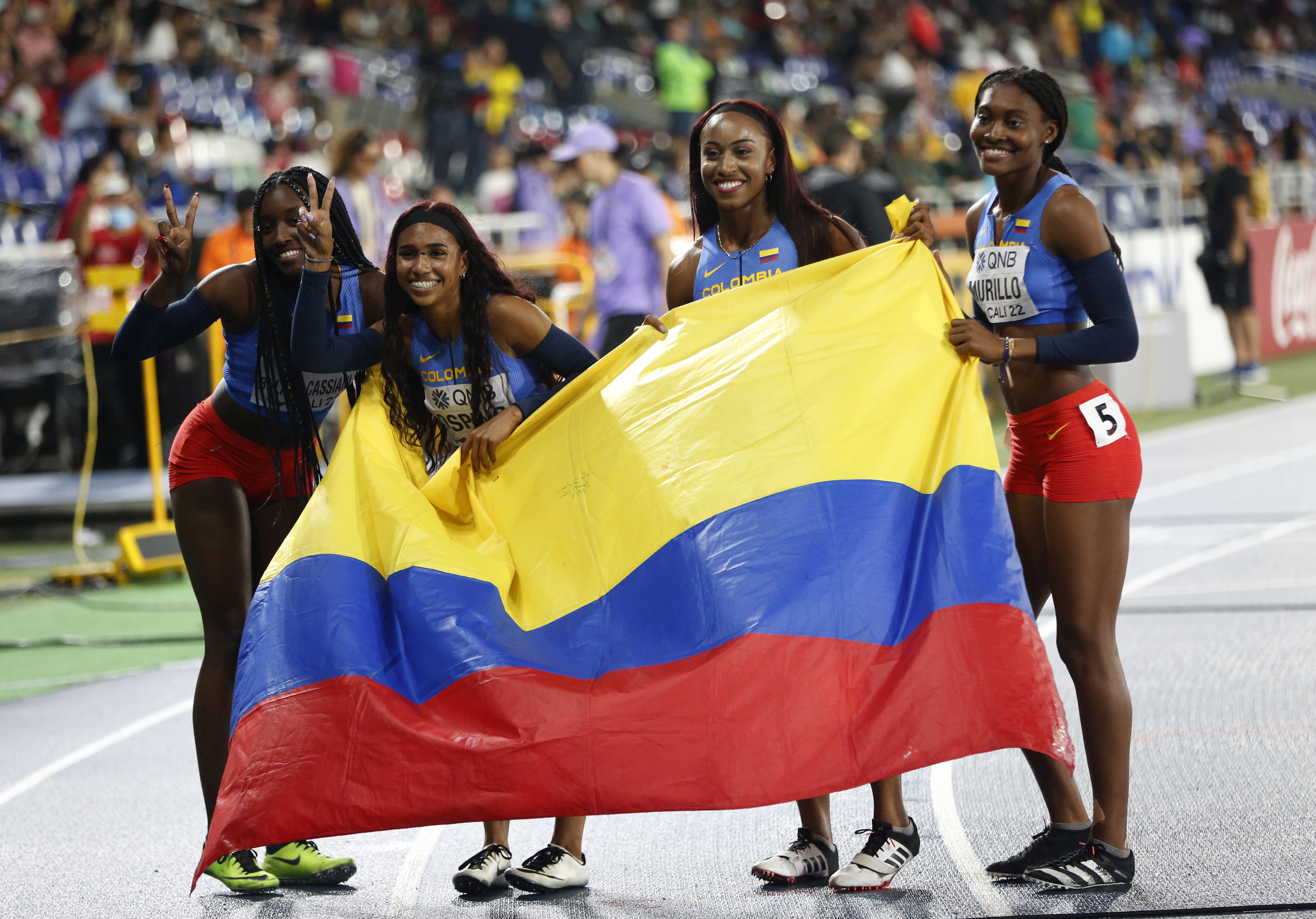 AME7565. CALI (COLOMBIA), 05/08/2022.- (i-d) Laura Martínez Ibargüen, Melany Bolaño, María Murillo y Marlet Ospino de Colombia celebran hoy tras ganar la medalla de bronce en los relevos 4x100m mujeres durante el Campeonato Mundial de Atletismo Sub-20 Cali 2022, en el estadio Pascual Guerrero de Cali (Colombia). EFE/ Ernesto Guzmán
