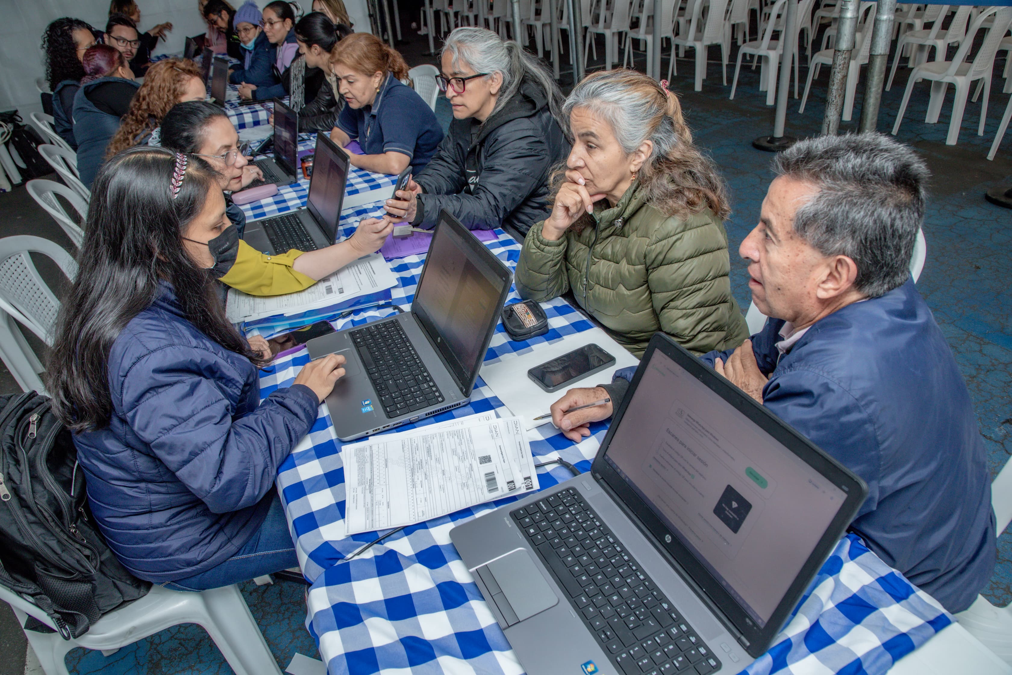 Bogotá abre convocatoria para dotar con herramientas y capacitar a 5.000 negocios locales