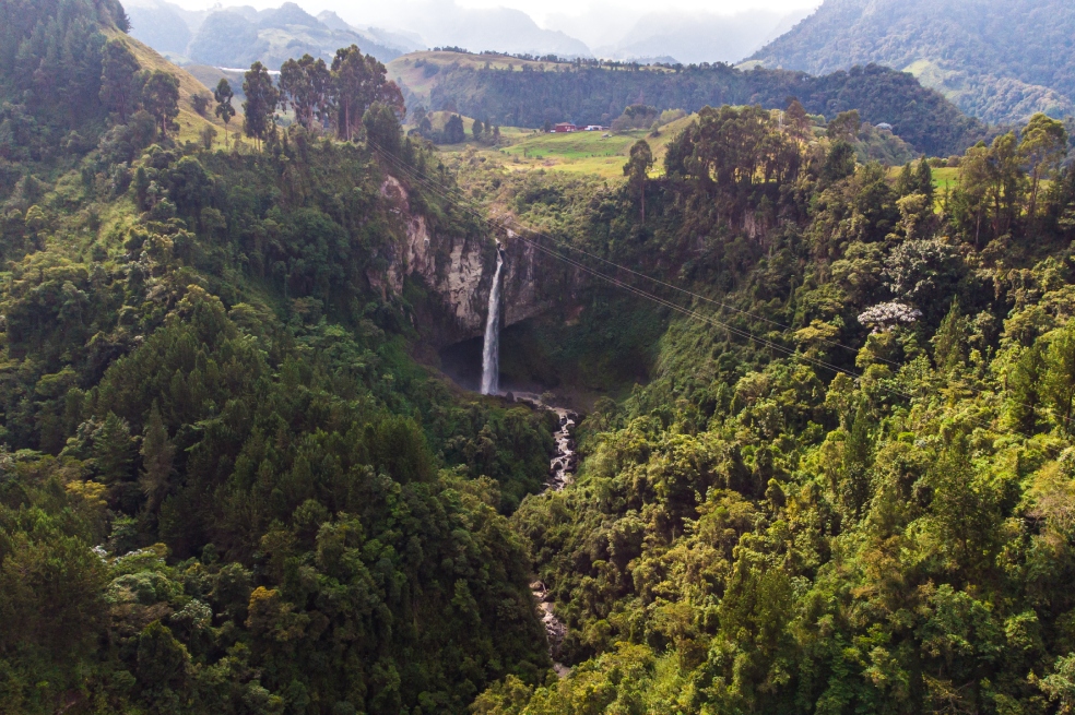 Una de las tantas cascadas que bajan desde las montañas del Nevado del Ruiz , recordando la riqueza hídrica del territorio.