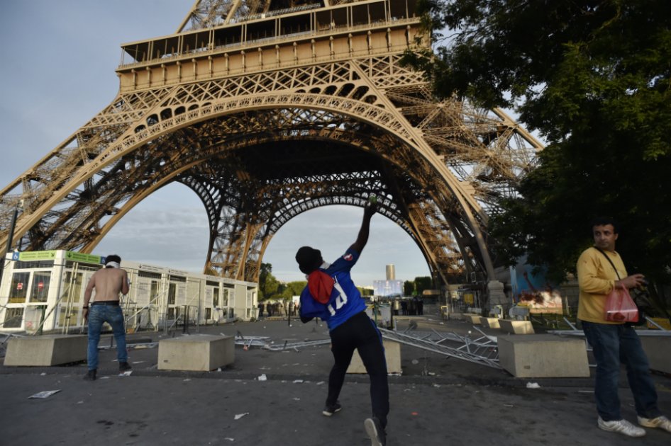 Enfrentamientos entre policía e hinchas franceses a los pies de la Torre Eiffel