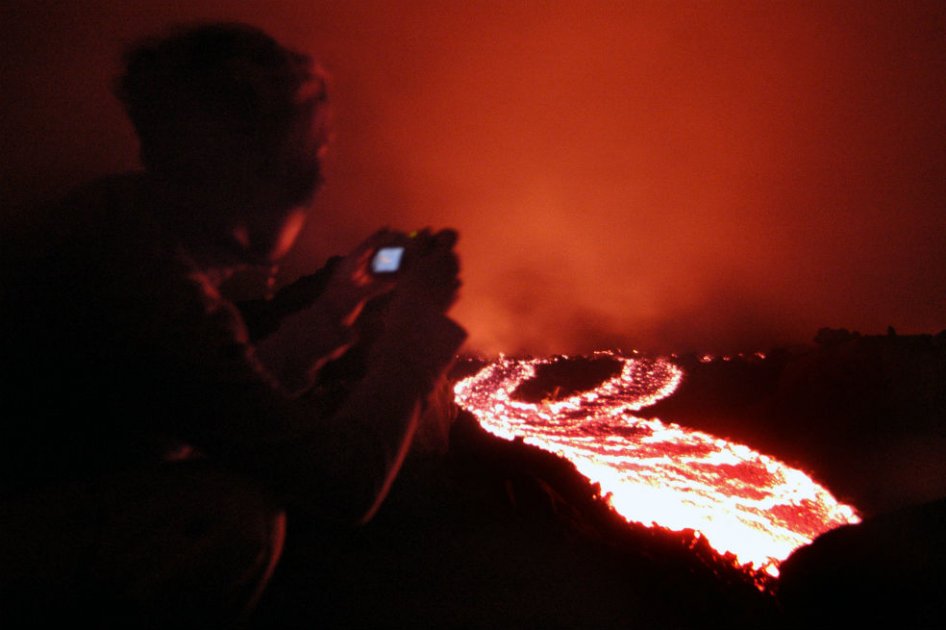 Una turista europea intenta tomar fotos a un río de lava, la madrugada del 9 de agosto de 2006, en las cercanías del volcán Pacaya, ubicado a unos 45 kilómetros al suroeste de la capital guatemalteca. 
