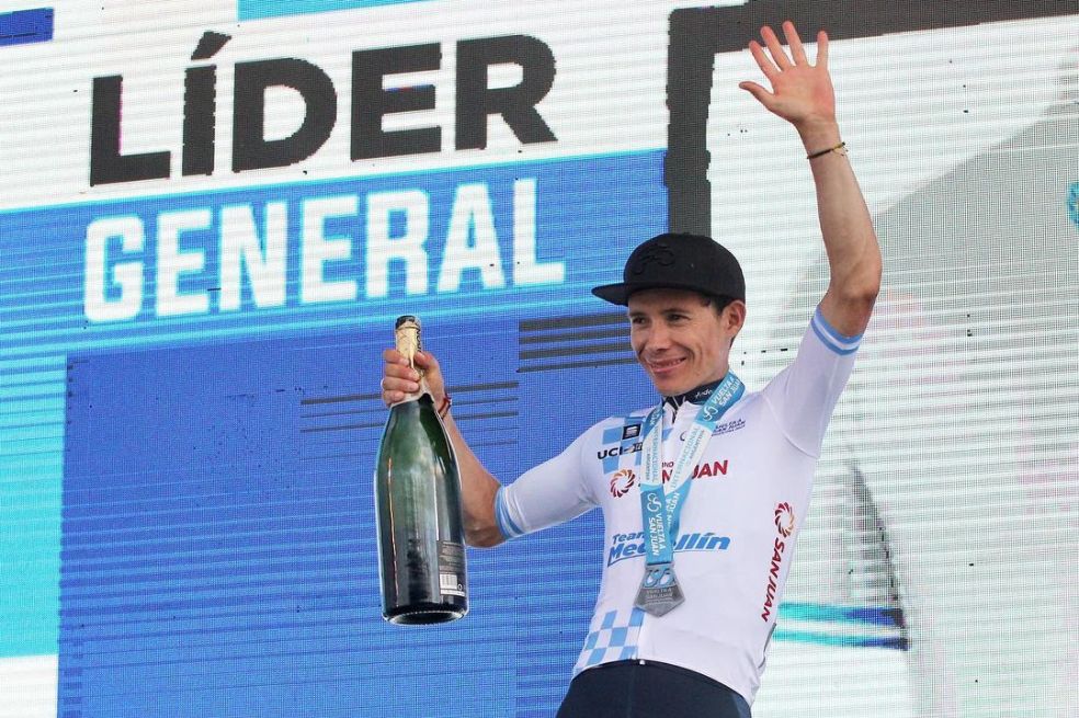 Miguel Ángel López con la camiseta de líder de la Vuelta a San Juan.