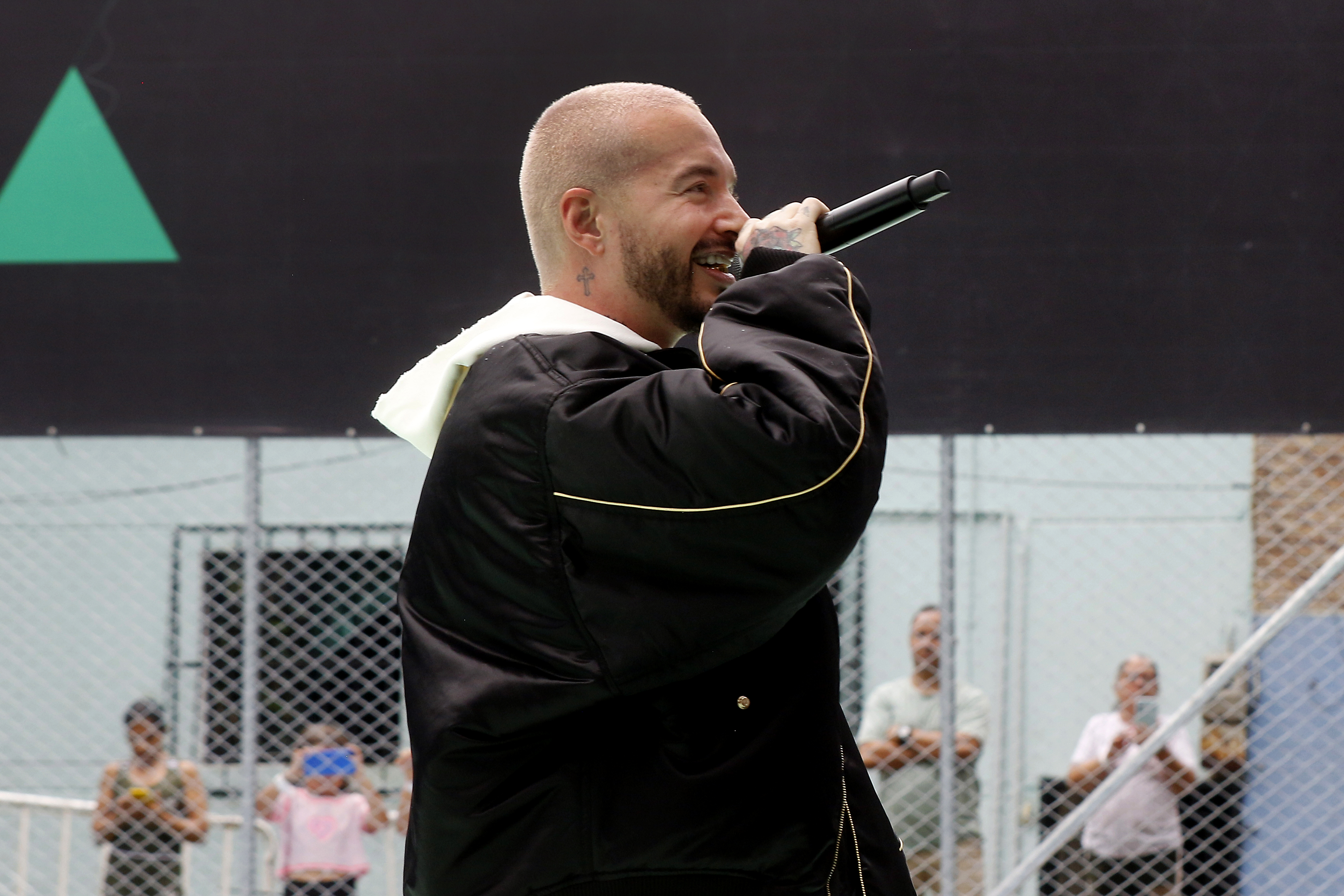 AME7000. MEDELLÍN (COLOMBIA), 05/03/2025.- El cantante colombiano J Balvin habla en la entrega de la nueva cancha Polideportiva Santa Inés como parte del proyecto global FC FUTURES este miércoles, en la Comuna 3 en Medellín (Colombia). EFE/STR