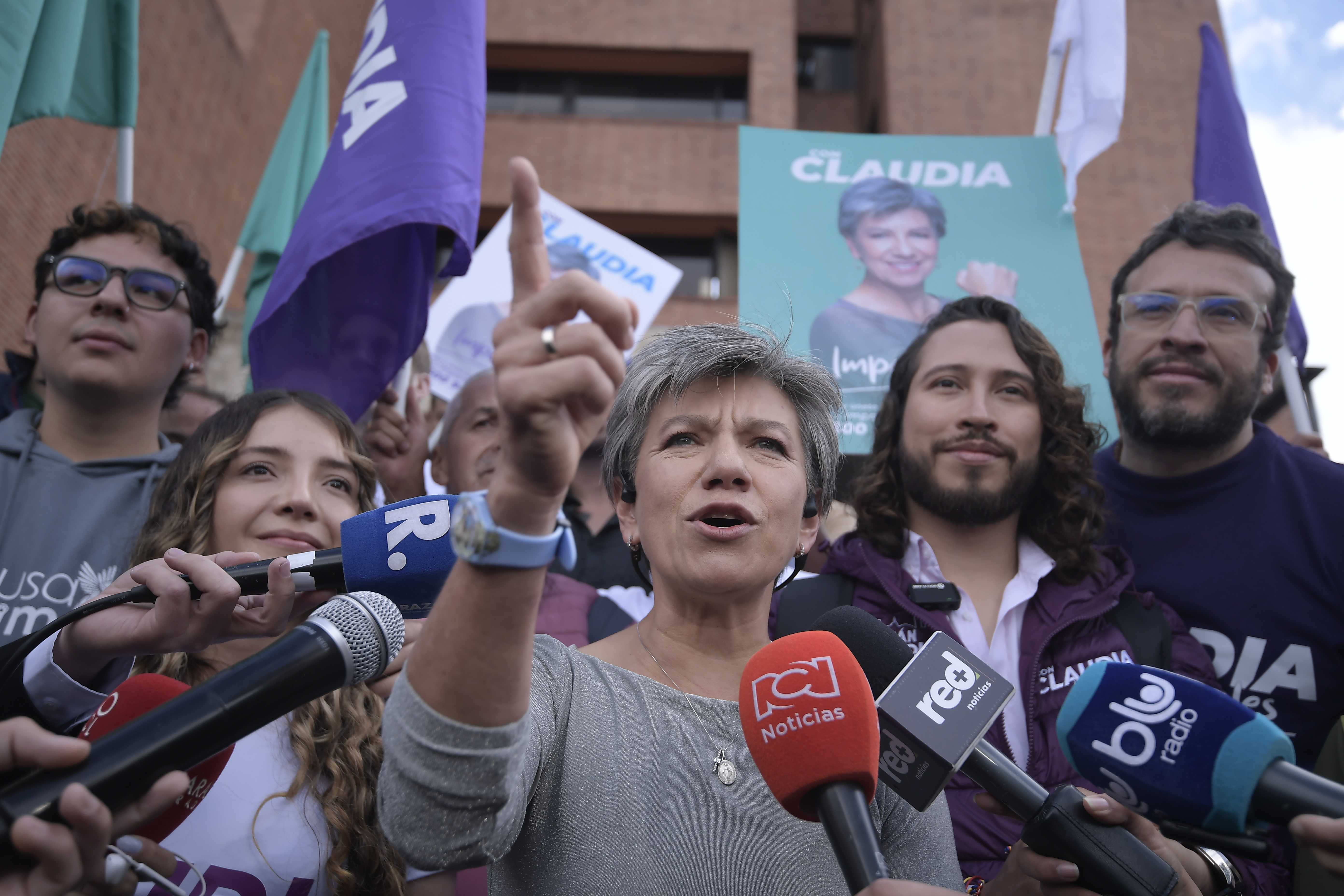 Exalcaldesa de Bogotá llegó a las 7:30 a.m. montada en bicicleta para inscribir su movimiento Imparables el cual le permitirá iniciar la recolección de firmas de cara a las elecciones presidenciales 2026.