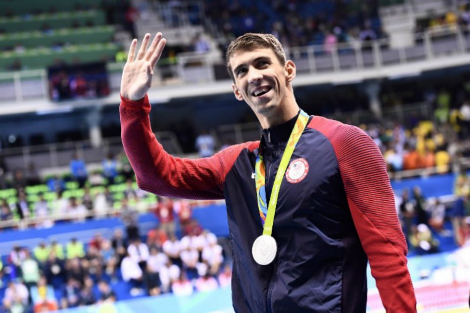 Michael Phelps, nadador estadounidense, con la medalla de plata de los 100 metros mariposa. / AFP