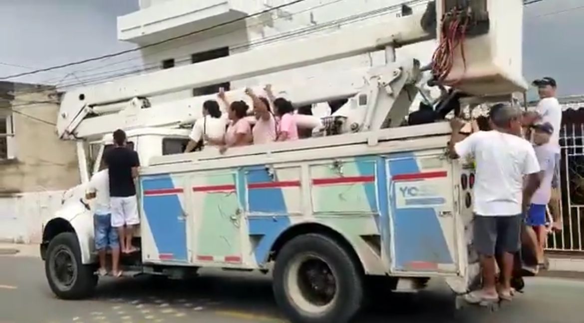¿Por qué habitantes de La Manga se tomaron grúa de Air-e en Barranquilla?