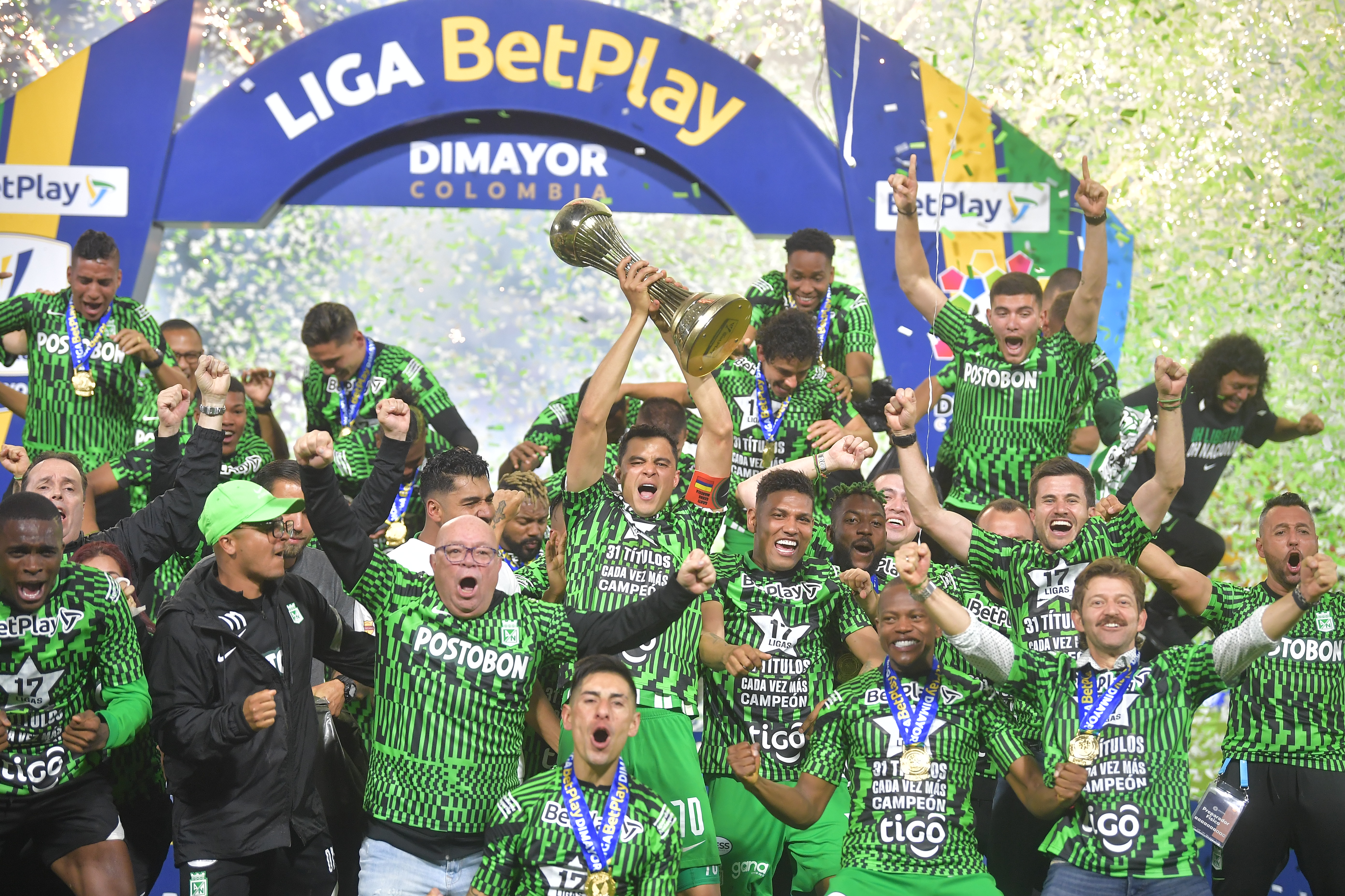 Formación y celebración de los jugadores de Atlético Nacional al quedar campeón de la Liga Betplay 2022-I, al vencer en el marcador global al Deportes Tolima.