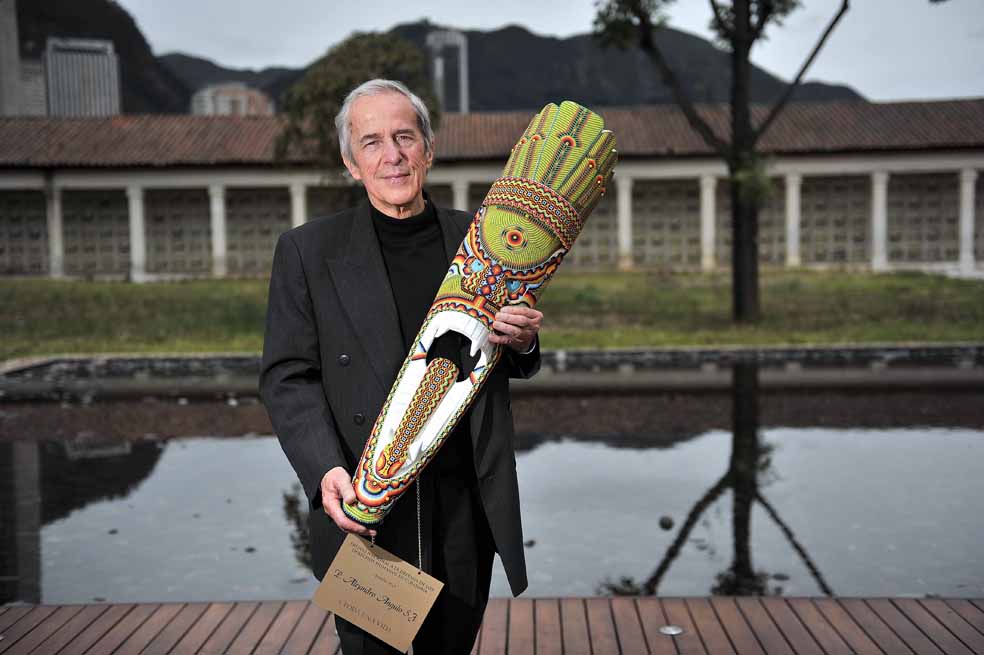 El padre Alejandro Angulo, Premio Nacional de DD.HH., padre jesuita