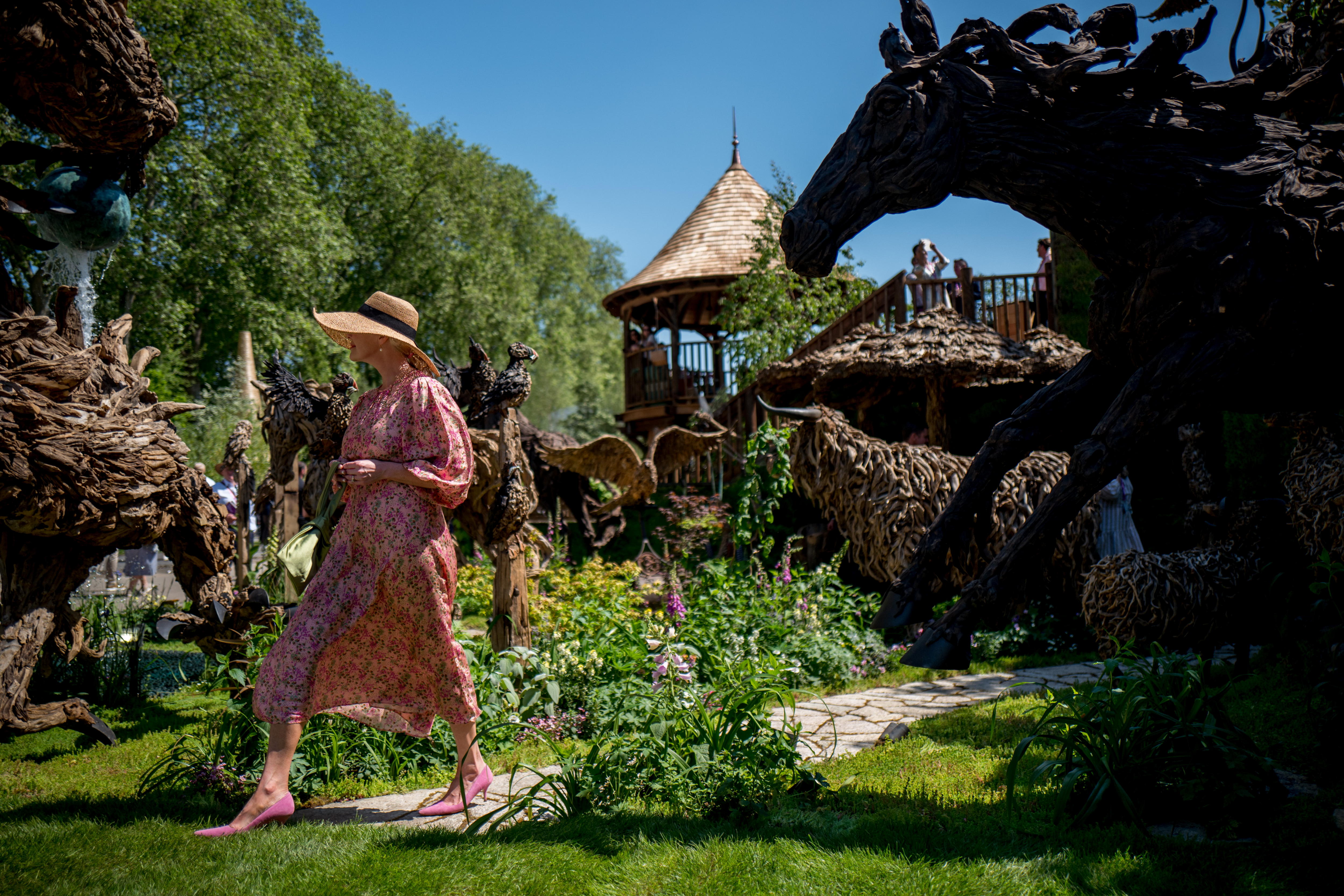 London (United Kingdom), 20/05/2024.- A visitor walks through a show garden by James Doran-Webb at the Chelsea Flower Show during the press day in London, Britain, 20 May 2024. The annual gardening exhibition runs from 21 to 25 May 2024 at the Royal Chelsea Hospital in London. (Reino Unido, Londres) EFE/EPA/TOLGA AKMEN