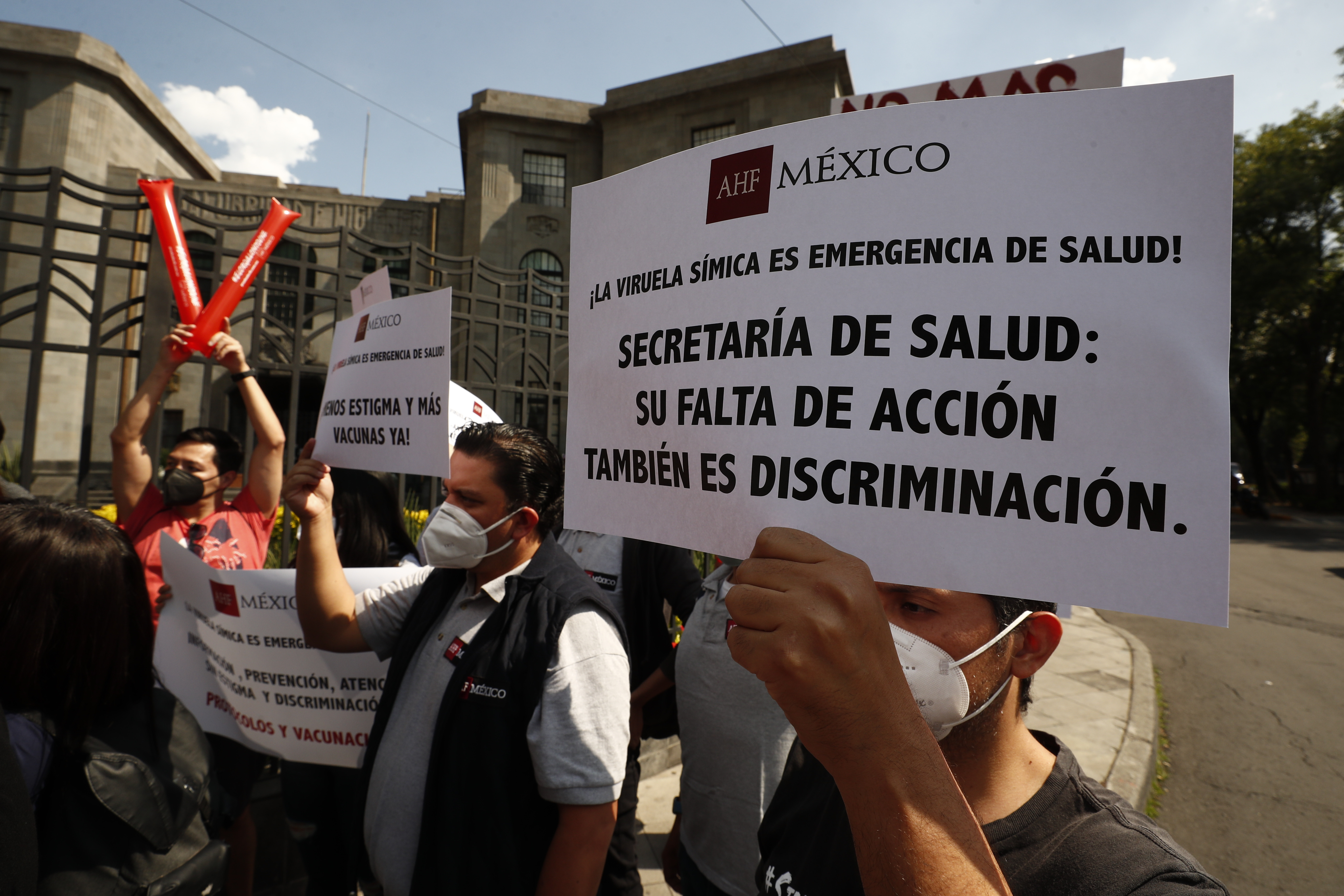 MEX9630. CIUDAD DE MÉXICO (MÉXICO), 26/07/2022.- Un grupo de personas se manifiestan para exigir vacunas contra la viruela símica afuera de la Secretaria de Salud, hoy en Ciudad de México (México). Activistas denunciaron este martes que el Gobierno mexicano ha omitido comprar vacunas y ha minimizado la viruela del mono, con 60 casos confirmados en el país, aunque las autoridades de Salud ofrecieron un informe del tema este día. EFE/José Méndez