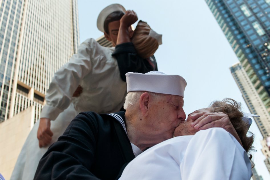 Ray y Ellie Williams recrearon el icónico beso entre el marinero y la enfermera / AFP