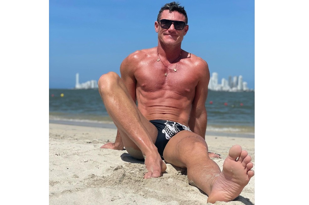 Una foto donde aparece mostrando su marcado abdomen sentado a la orilla del mar, despertó cientos de suspiros entre sus fanáticas. “Talla 43, si te lo preguntabas. ¡Felices fiestas!”, escribió el actor, pues en la foto se le observa la planta de su pie.