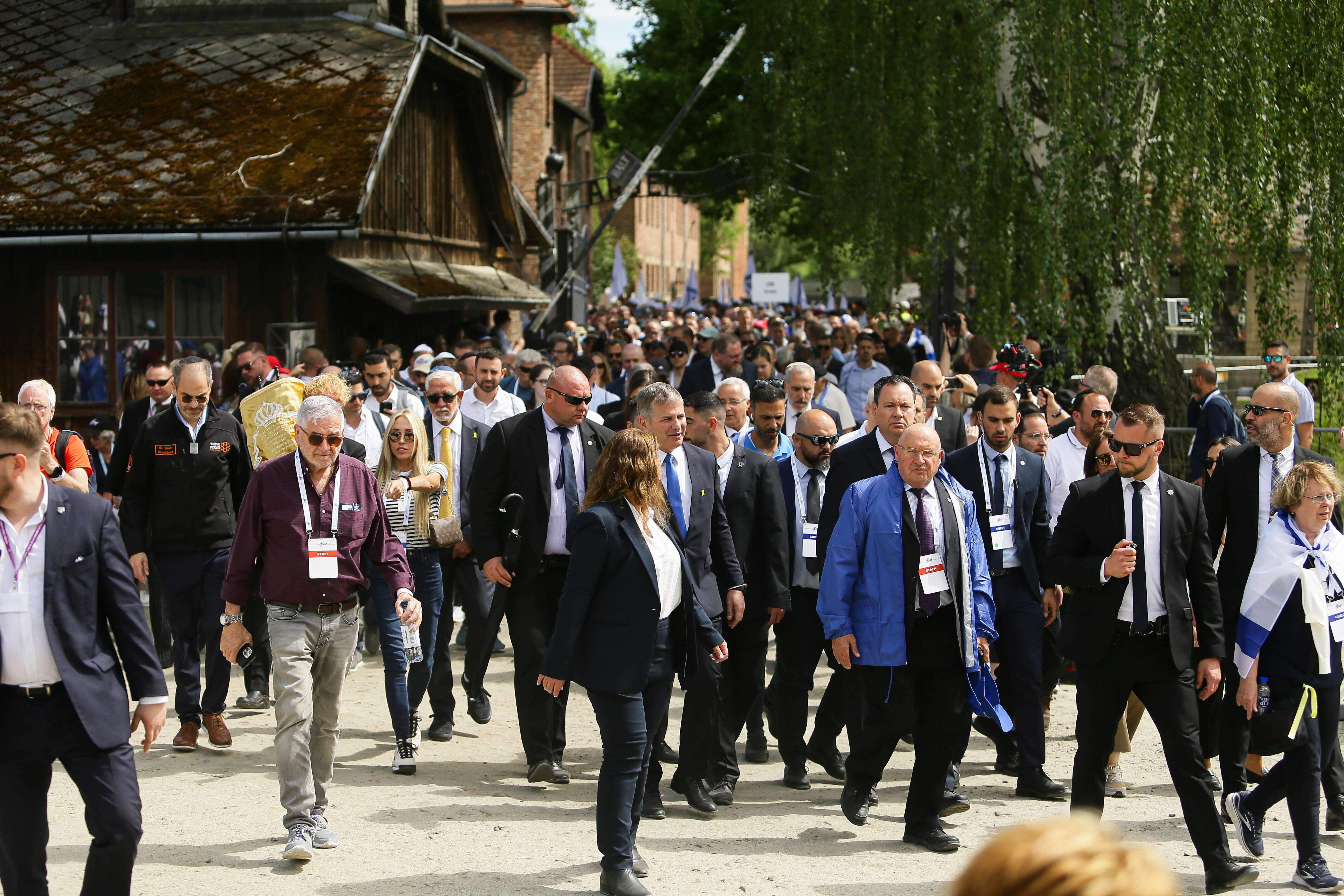 Exrehenes de Hamás piden desde Auschwitz la liberación de todos los secuestrados