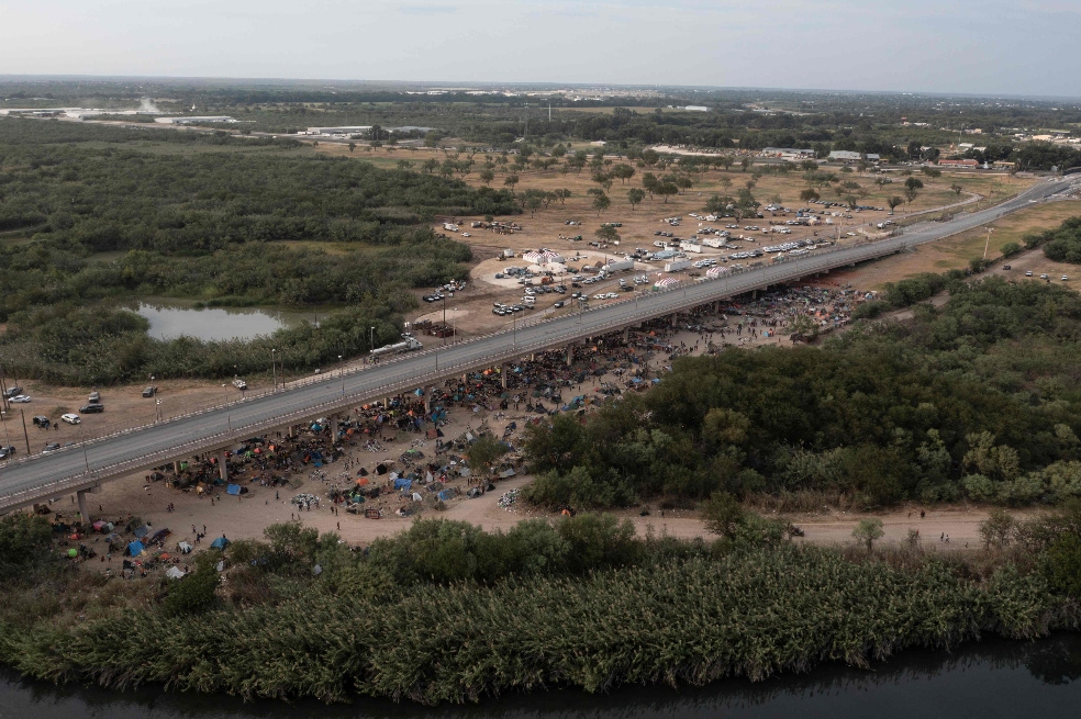 Texas intenta frenar el ingreso de migrantes con una “barricada” de vehículos