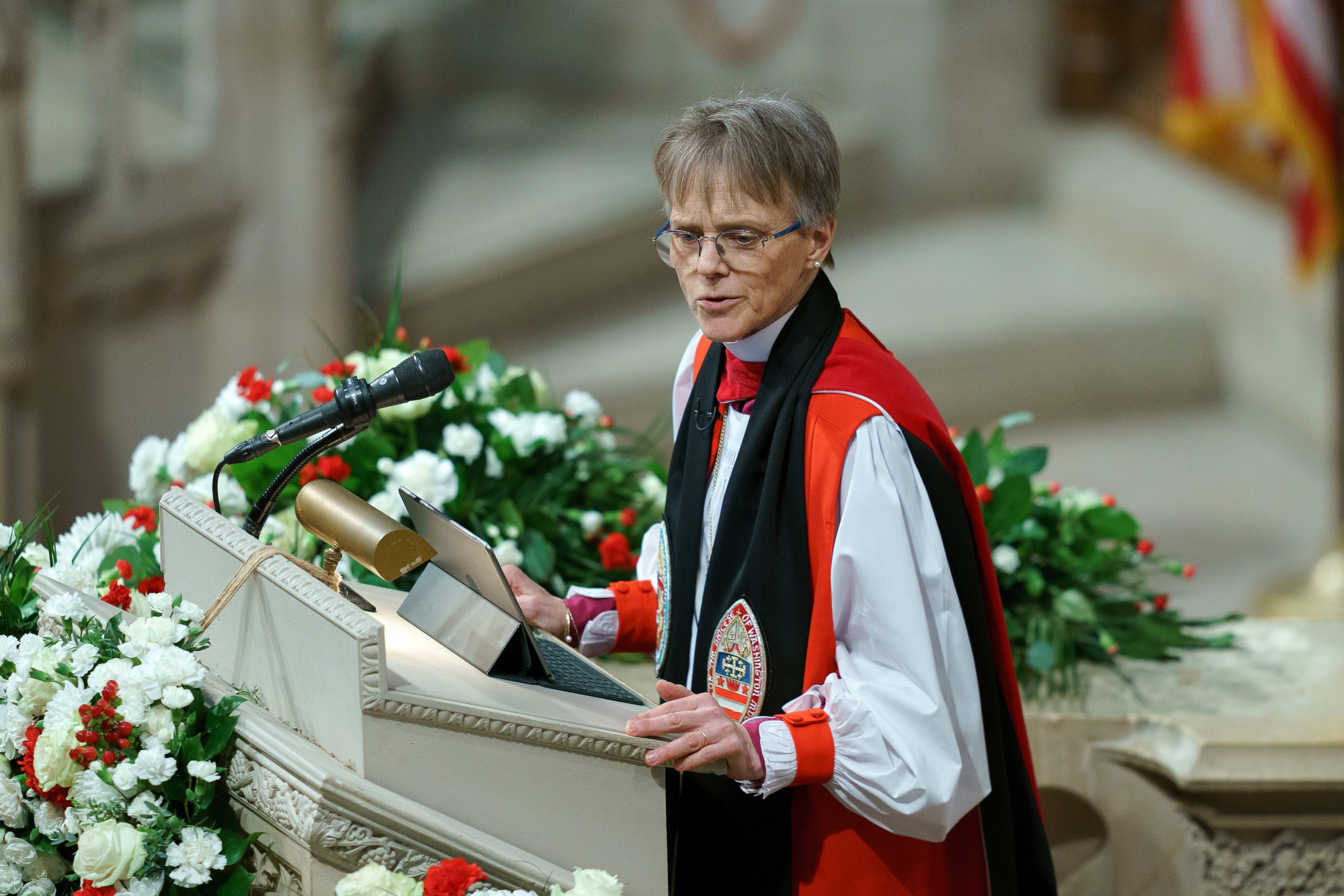 Washington (United States), 21/01/2025.- Reverend Mariann Edgar Budde delivers a sermon during the National Prayer Service at the Washington National Cathedral in Washington, DC, USA, 21 January 2025. President Trump was inaugurated on 20 January in a ceremony at the US Capitol. EFE/EPA/WILL OLIVER