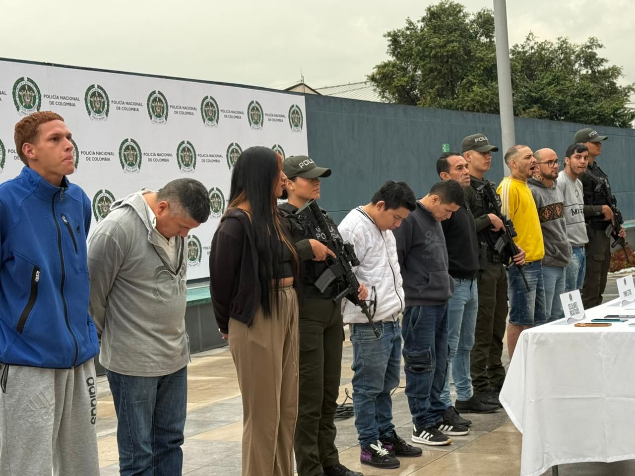 Un juez de la República les dictó medida de aseguramiento a nueve de estos capturados en centro carcelario y a los otros seis les fue otorgada detención domiciliaria.