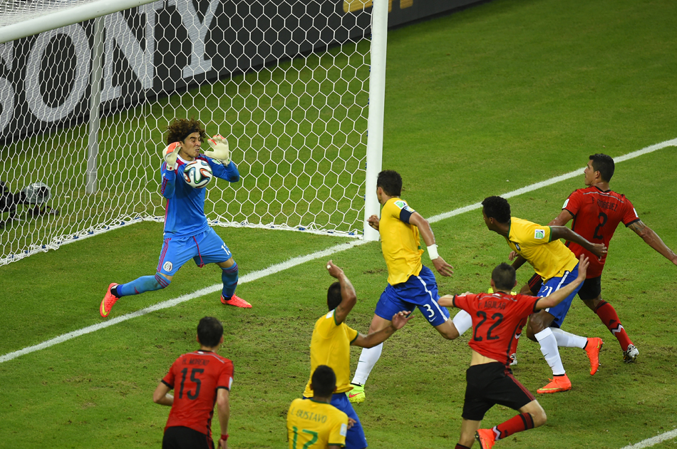 Un inmenso Guillermo Ochoa fue decisivo en el empate entre México y Brasil