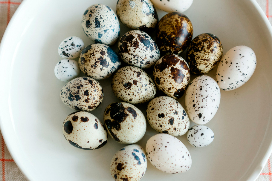 Deliciosos huevos de codorniz: Un manjar gourmet en tu cocina