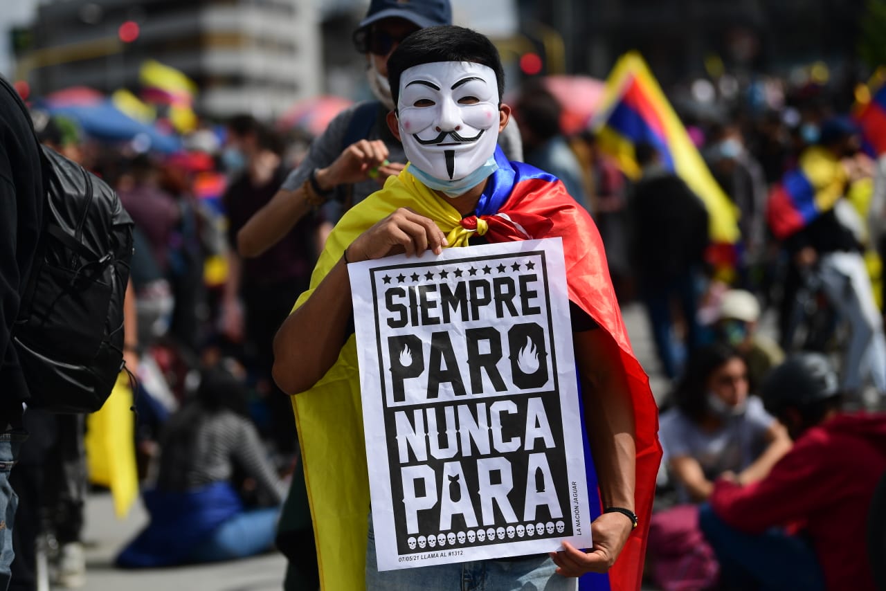 Un hombre con un letrero que dice siempre paro nunca para