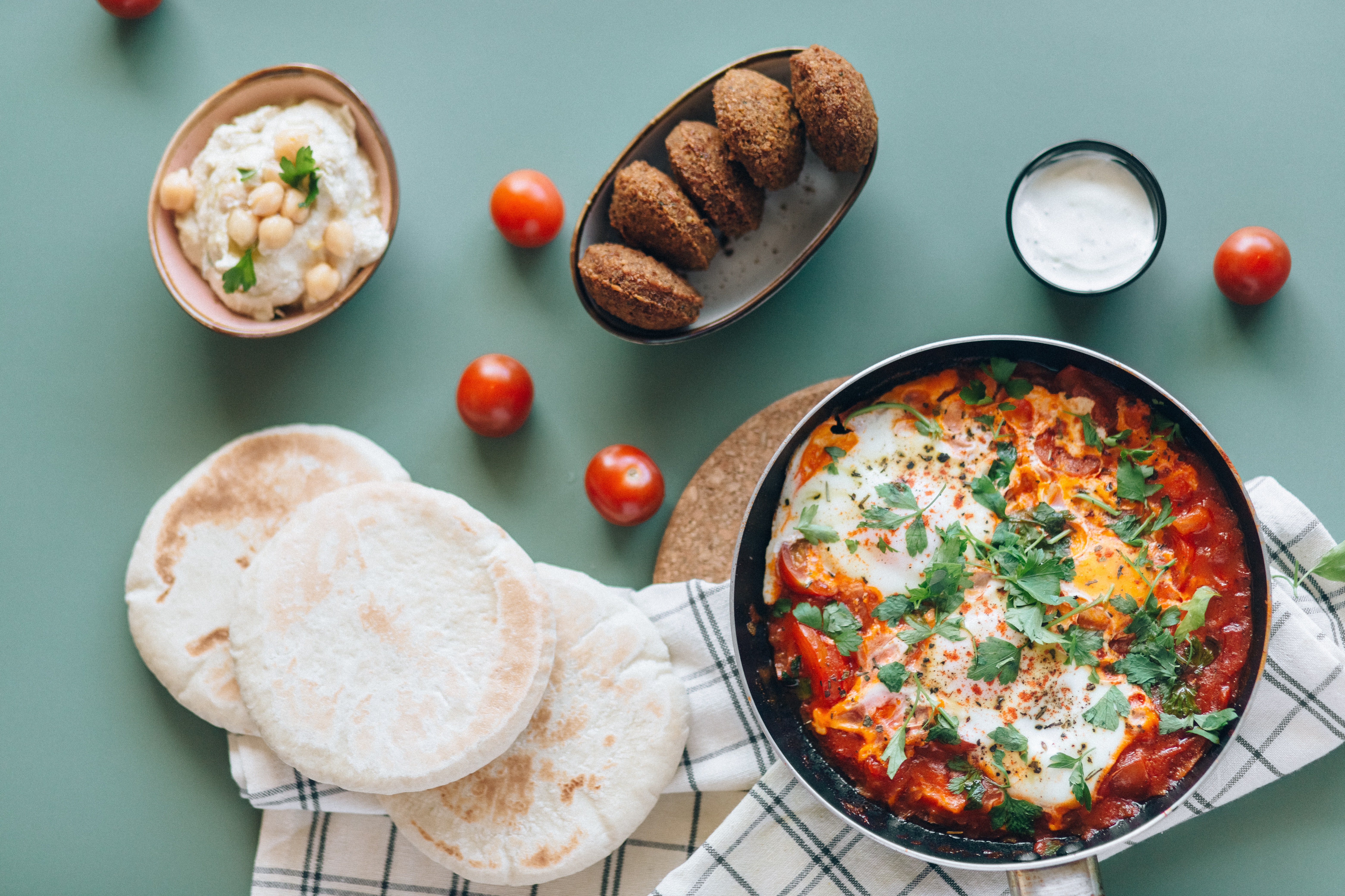 Con nueve ingredientes prepara huevos “shakshuka”