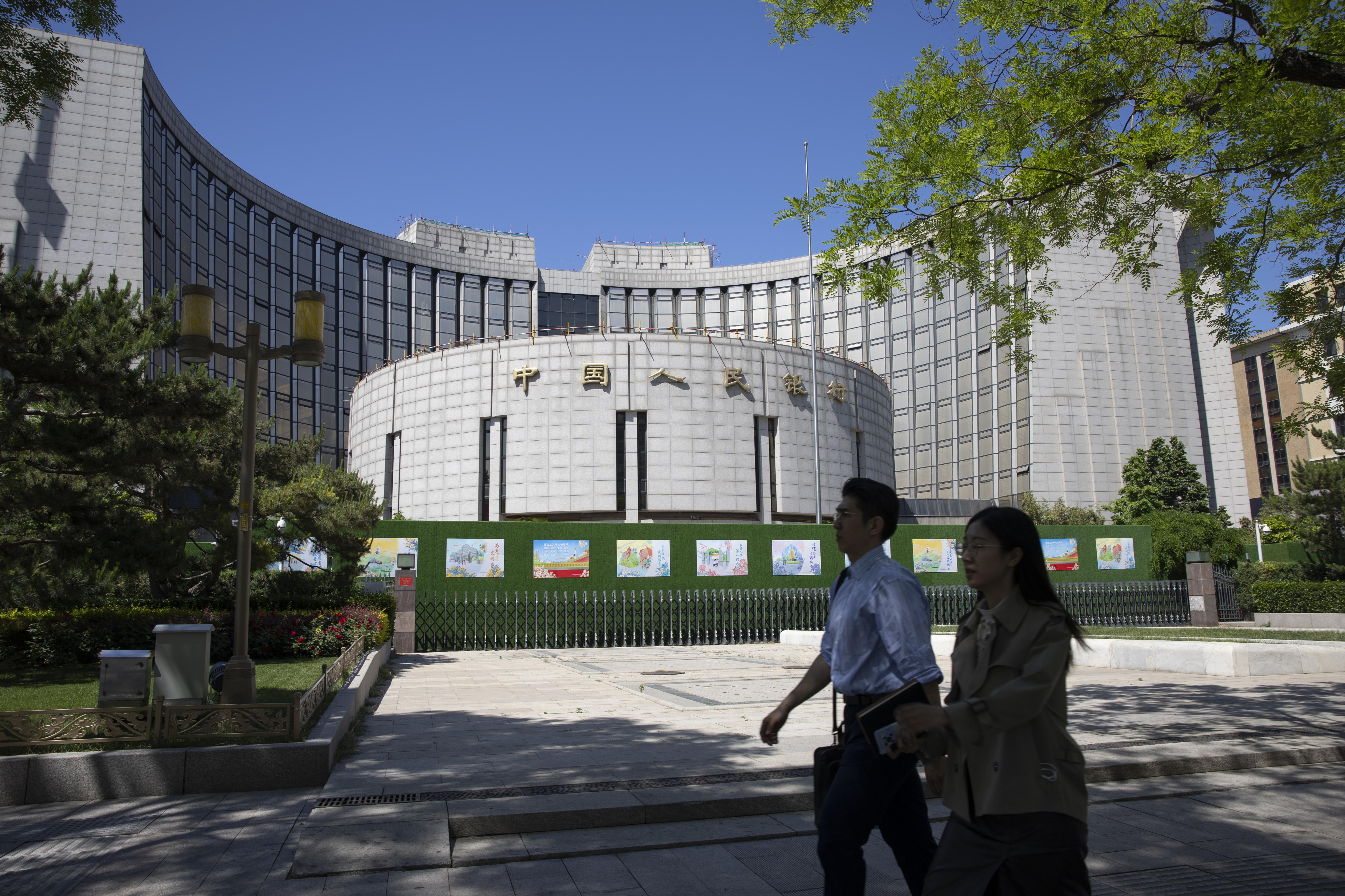 China recorta intereses y tasas de reserva de bancos para estimular la economía