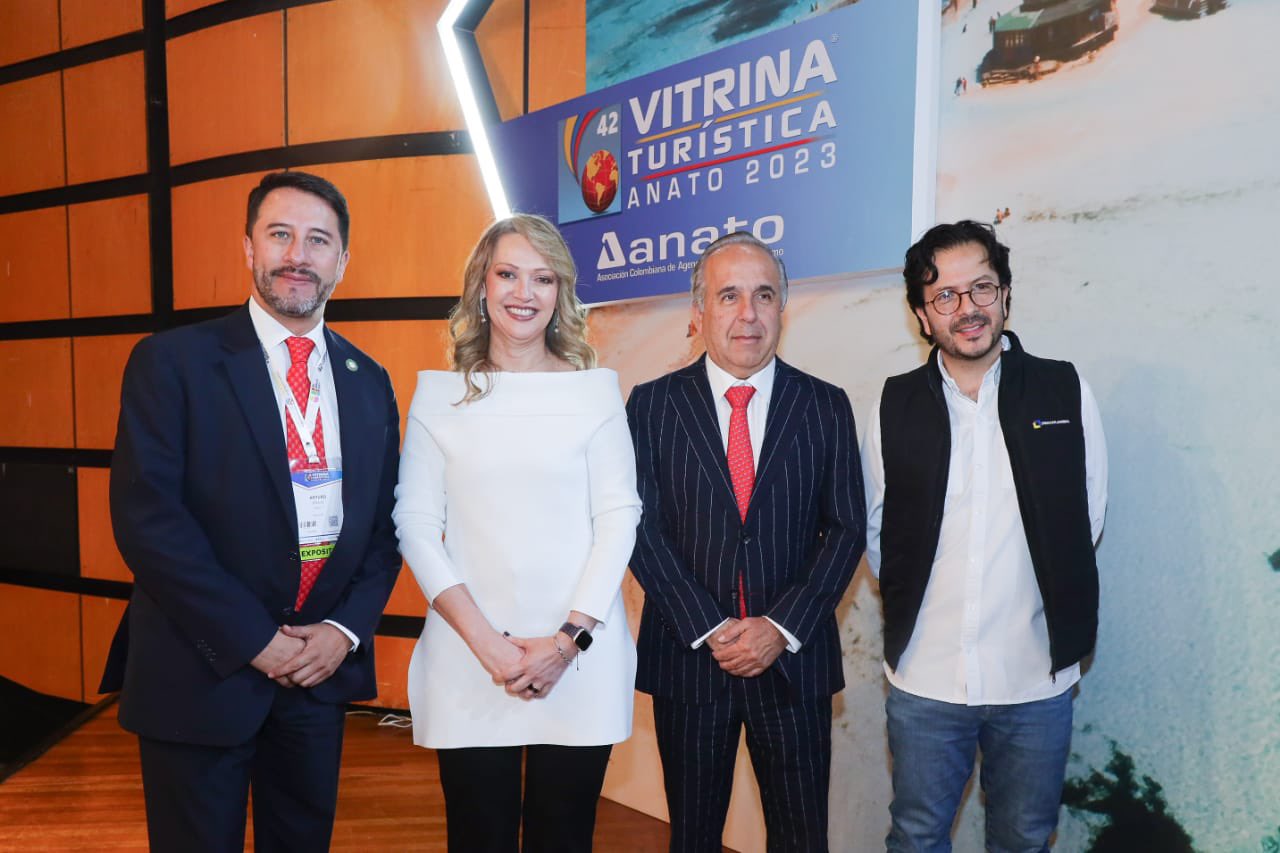 Arturo Bravo, viceministro de Turismo; Paula Cortés Calle, presidente ejecutiva de Anato; Guillermo Reyes, ministro de Transporte; y Gilberto Salcedo, vicepresidente de turismo de ProColombia.