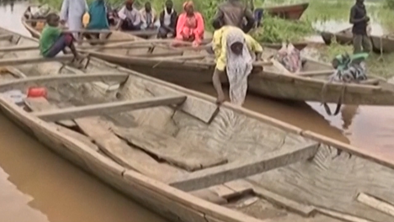 Mueren más de 100 personas en naufragio de un barco en Nigeria