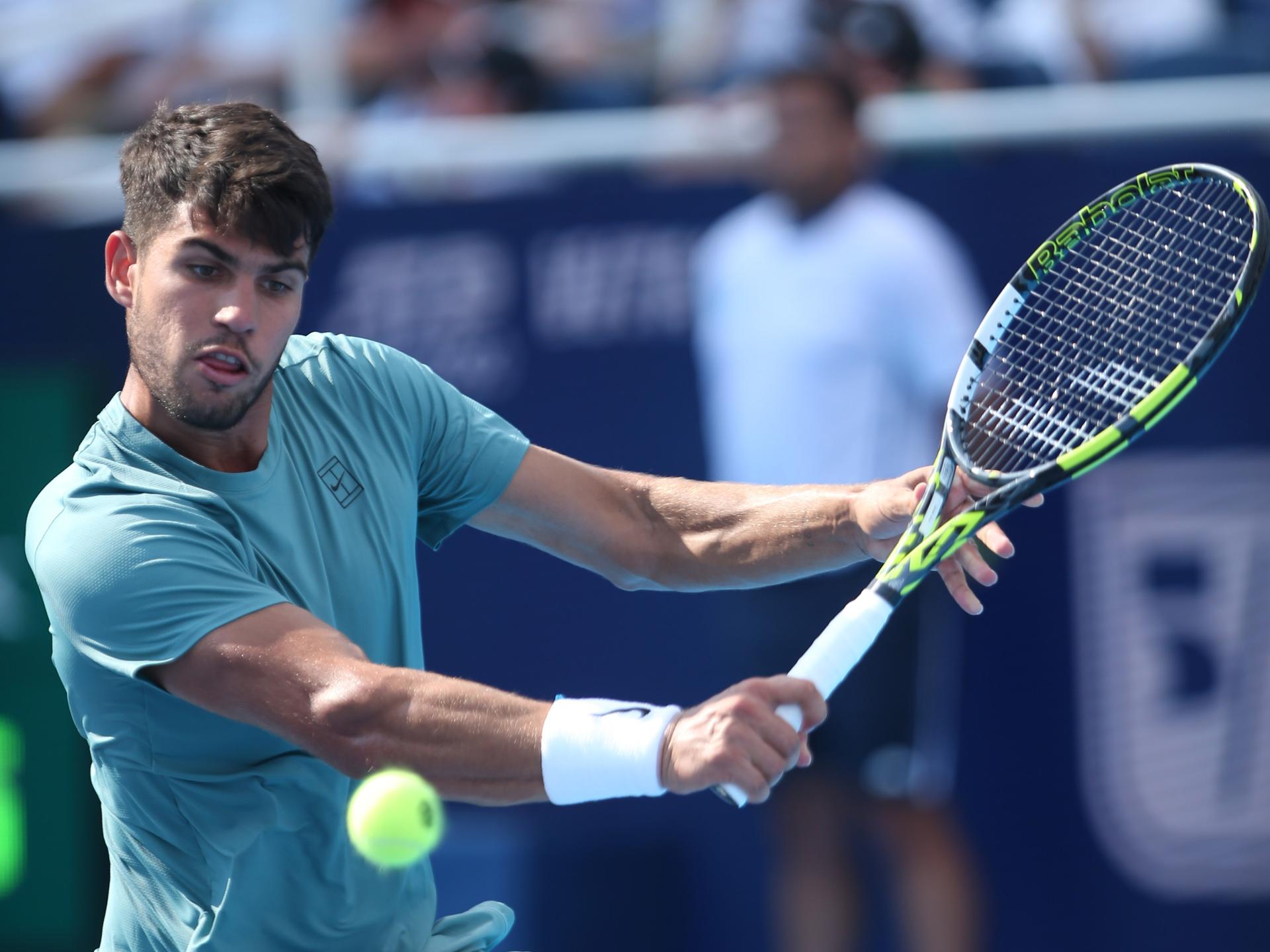 MASON (United States), 15/08/2025.- Carlos Alcaraz of Spain in action against Andrey Rublev of Russia during their men's singles quarter-final match of the Cincinnati Open at the Lindner Family Tennis Center in Mason Ohio, USA, 15 August 2025. (Tenis, Rusia, España) EFE/EPA/MARK LYONS