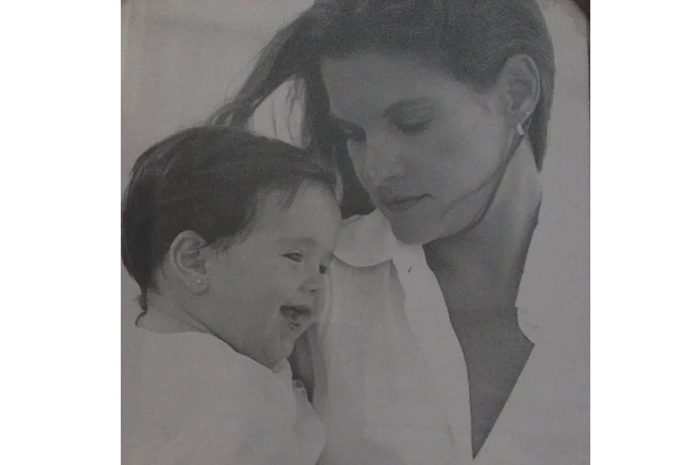 Evaluna es la hija menor de Ricardo Montaner. Desde que era una niña evidenció su pasión por el mundo artístico, pues contó con el apoyo y ejemplo del intérprete de La cima del cielo. En esta fotografía era apenas una bebé en los brazos de su madre, Marlene Rodríguez, quien publicó la imagen.